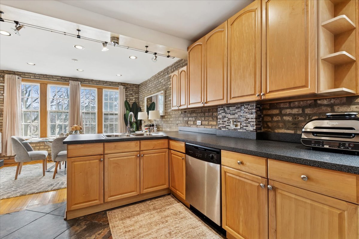 821 Brummel Street Unit: 2