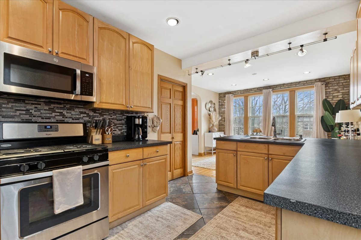 821 Brummel Street Unit: 2