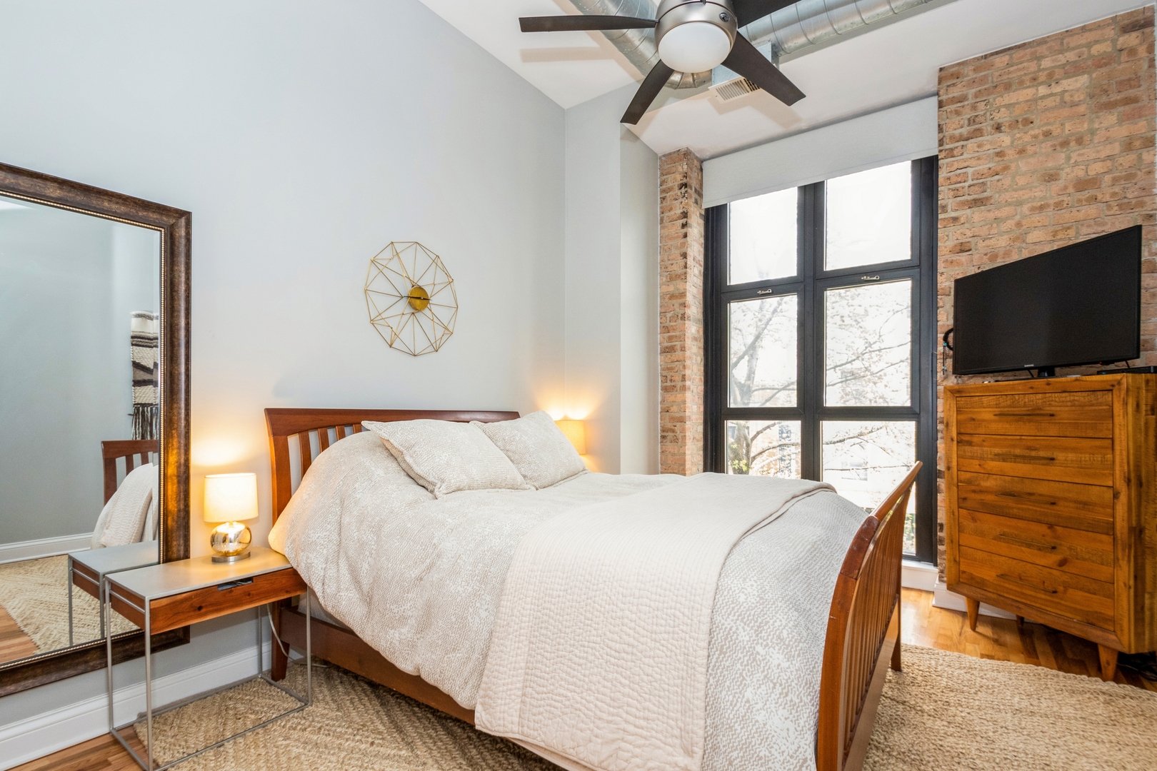 1635 W Belmont Avenue Unit: 320