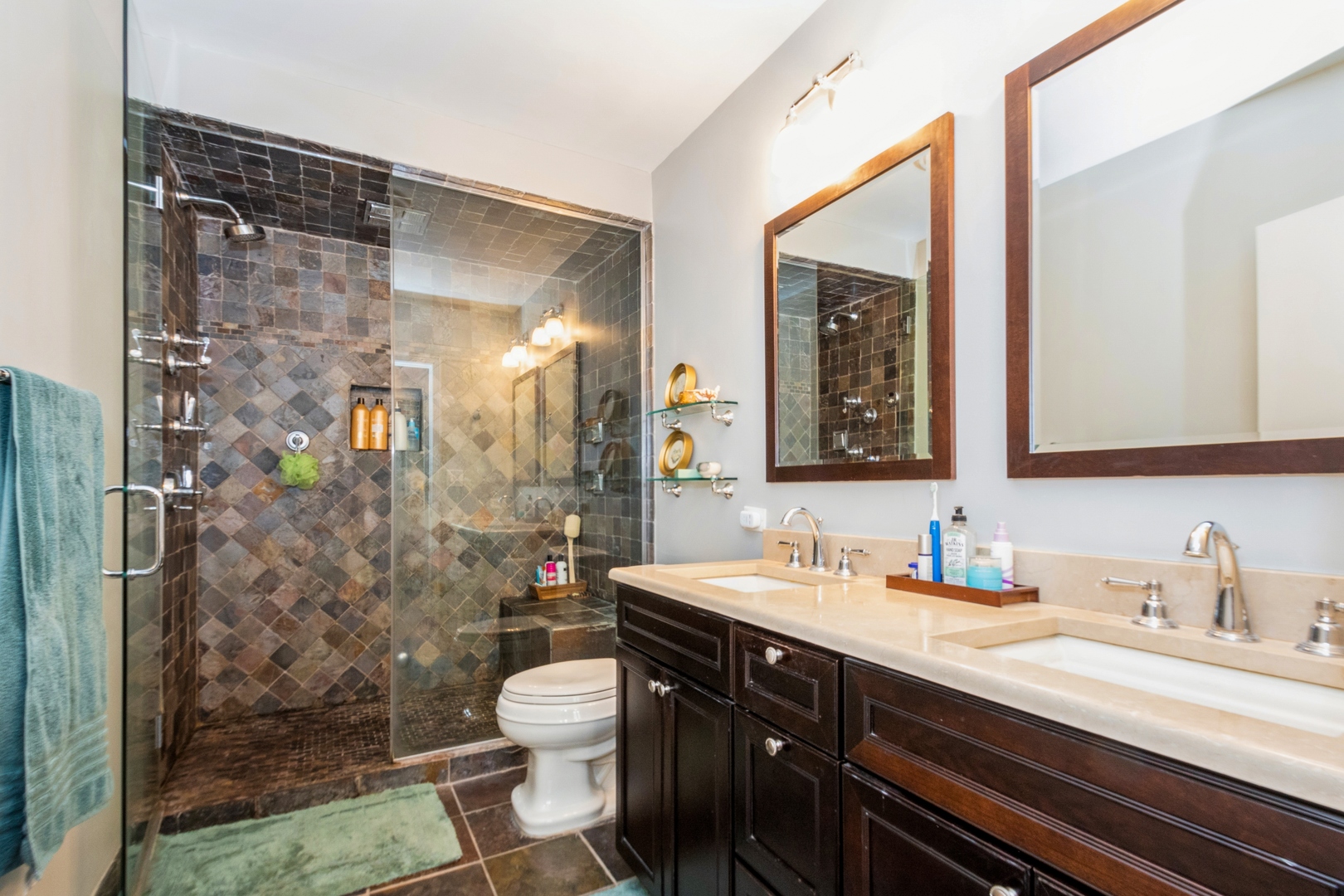 1635 W Belmont Avenue Unit: 320