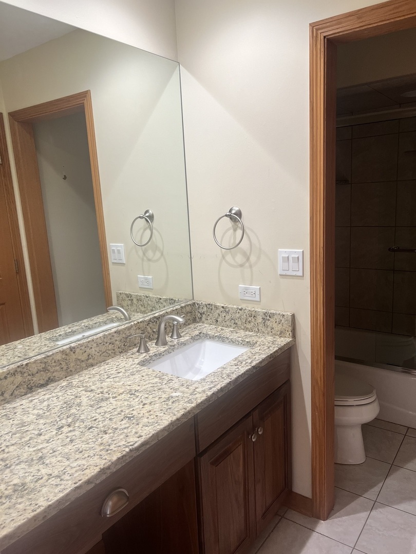 1988 Green Bay Road Unit: 4
