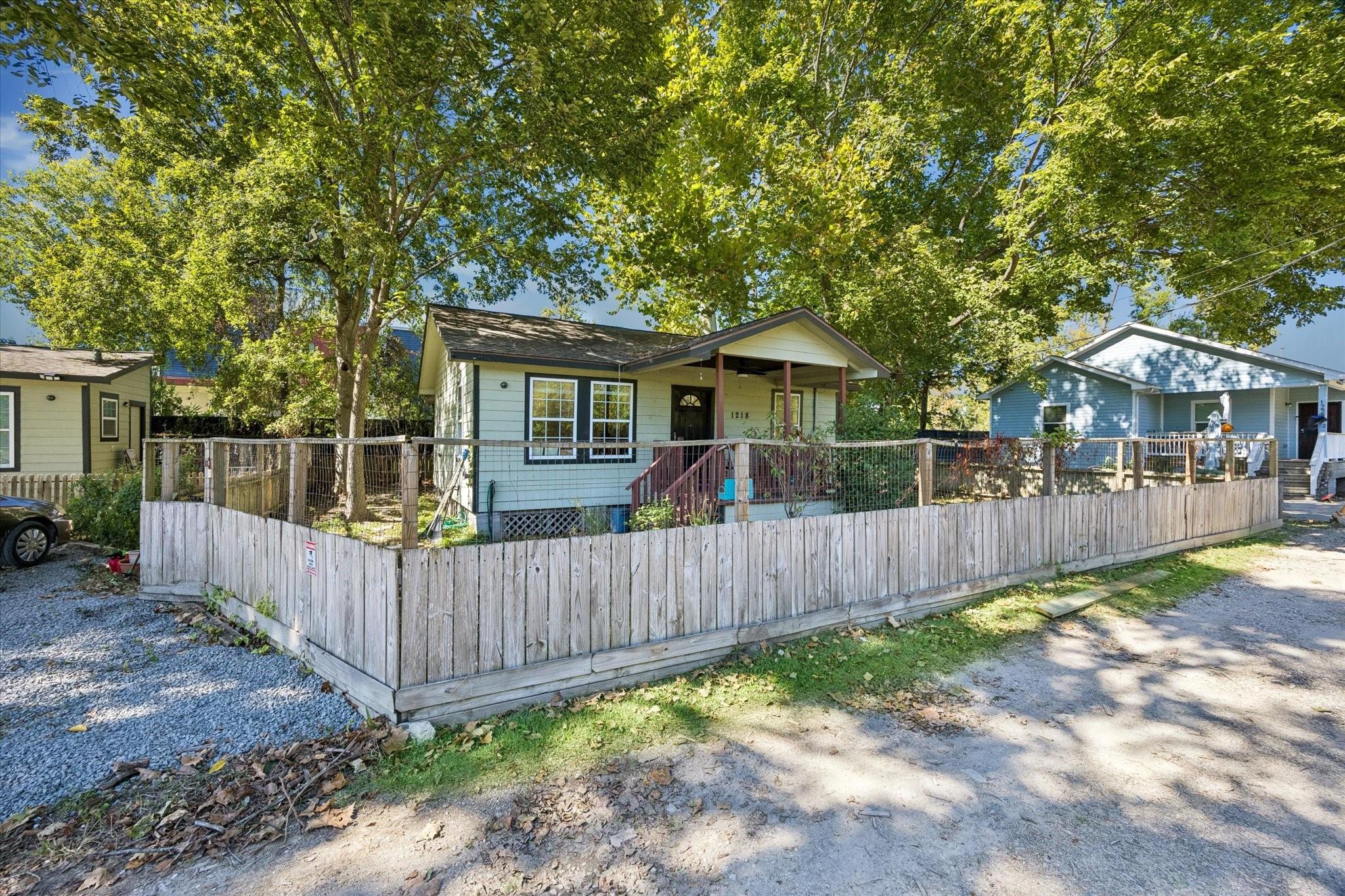 1218 & 1216 Paul Quinn Street