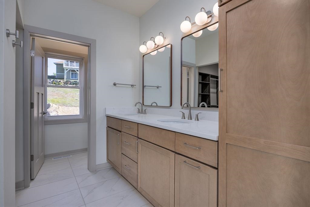 1113 N DIVISION Street