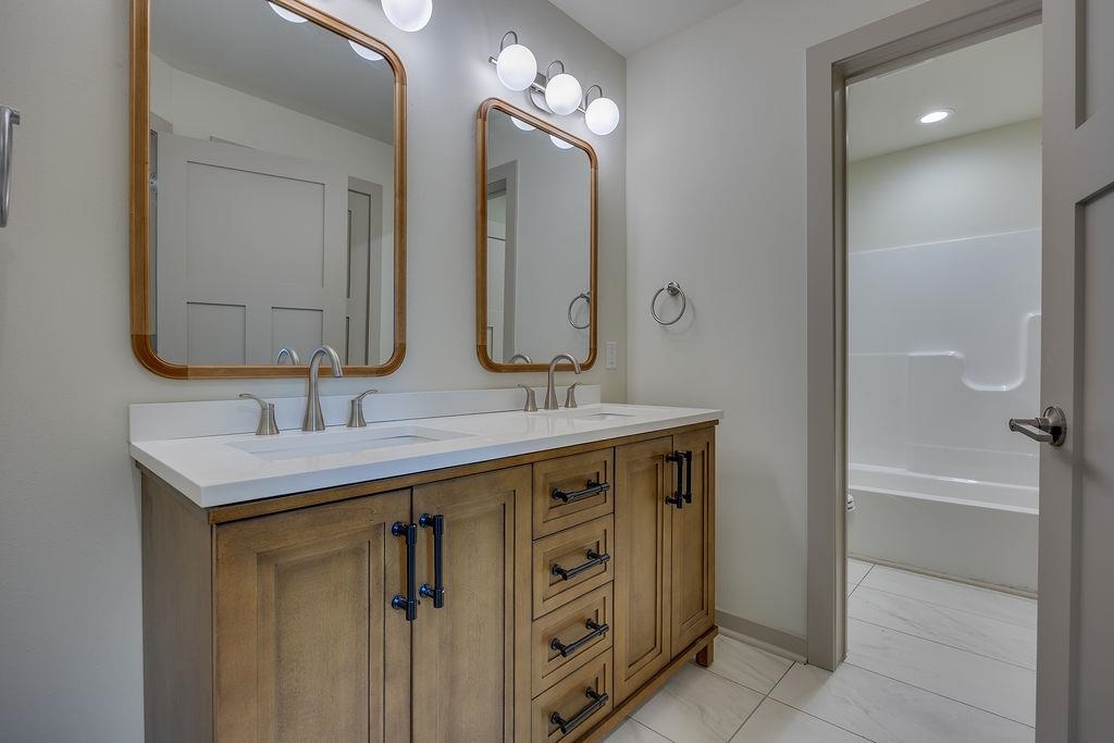 1113 N DIVISION Street