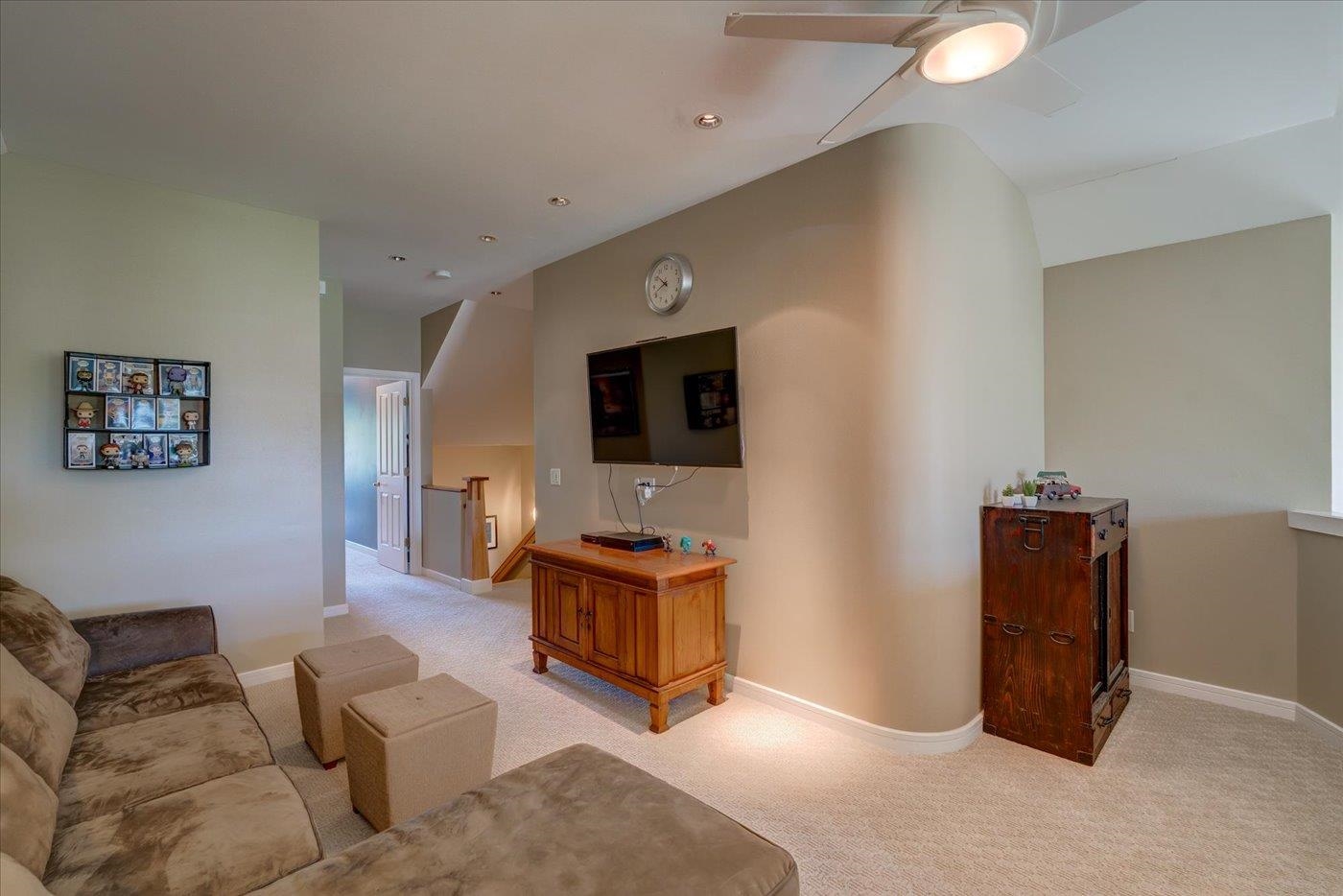 5596 Surrey Lane
