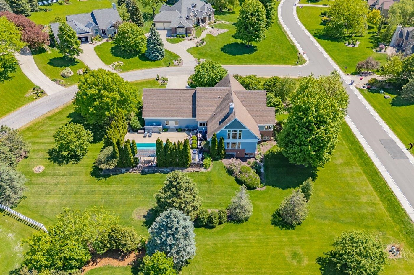 5596 Surrey Lane