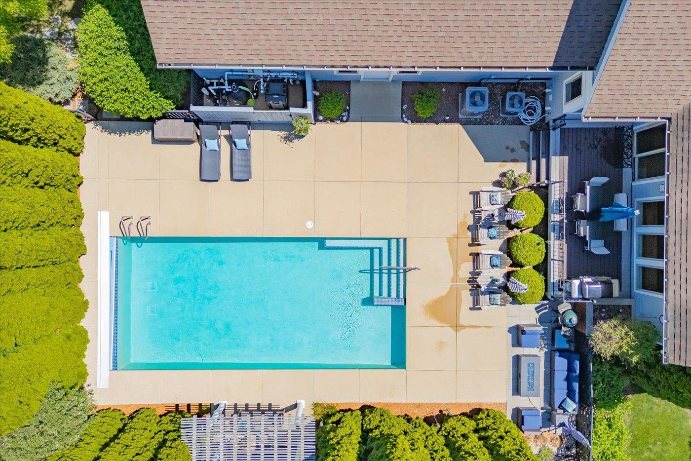 5596 Surrey Lane