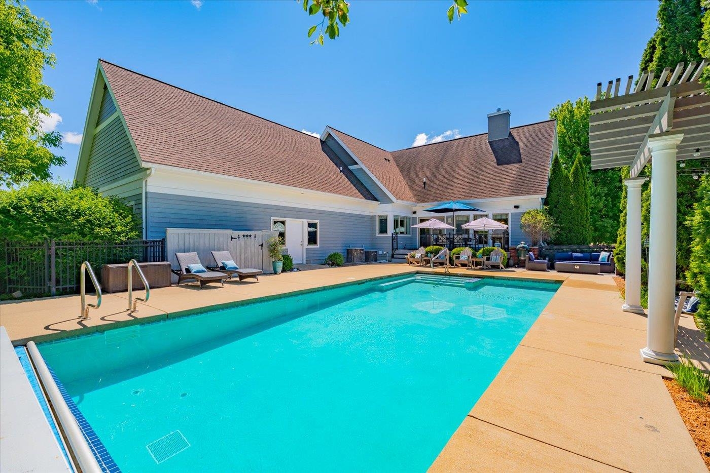 5596 Surrey Lane