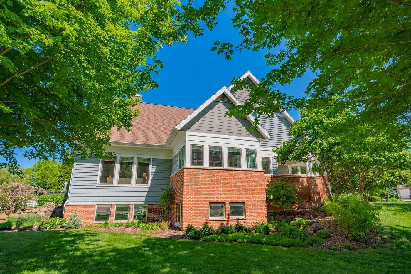 5596 Surrey Lane