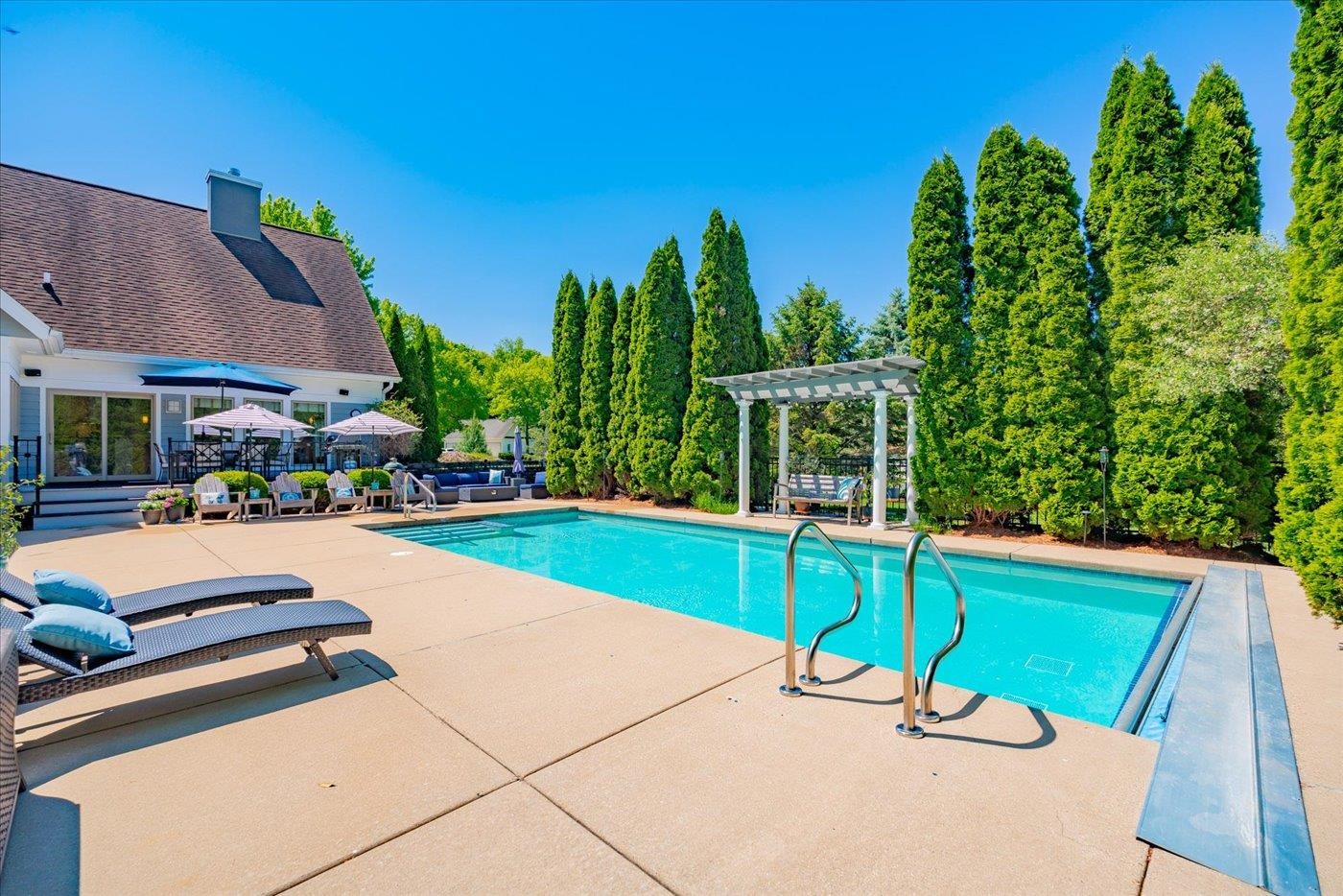 5596 Surrey Lane