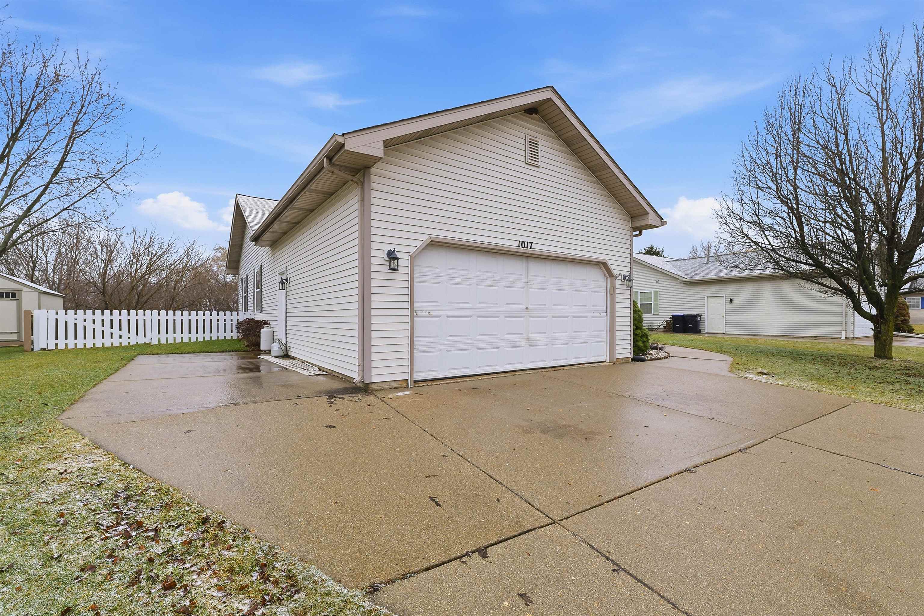 1017 E Pinecrest Lane