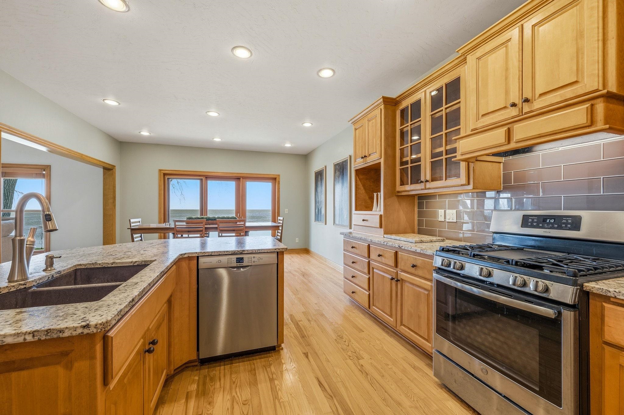6121 SANDY Cove