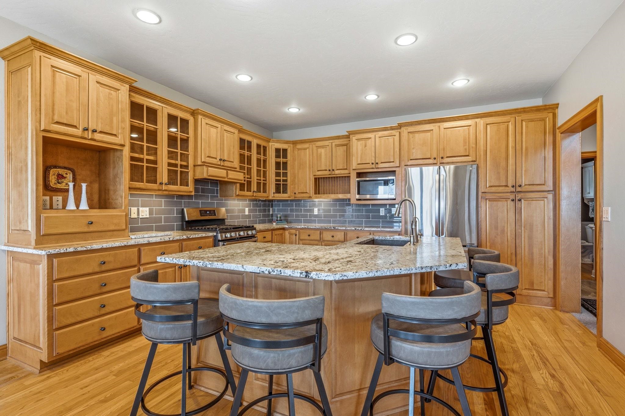 6121 SANDY Cove