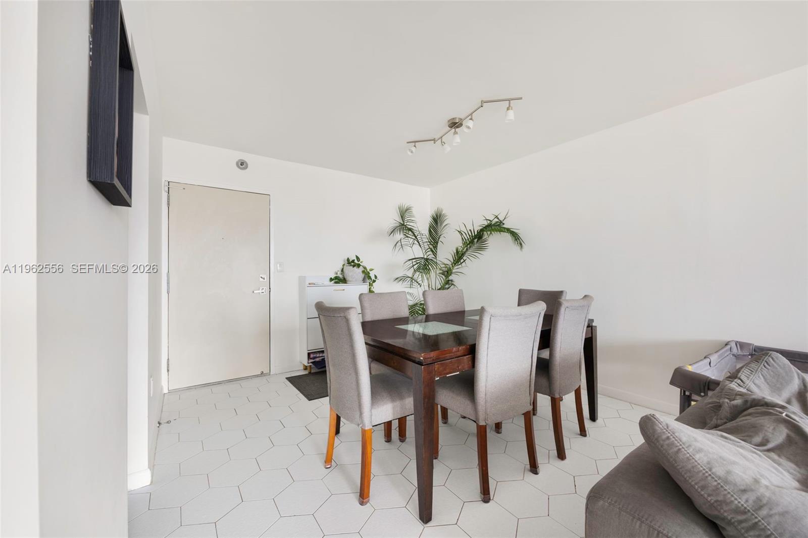 2801 NE 183rd St # 1607W