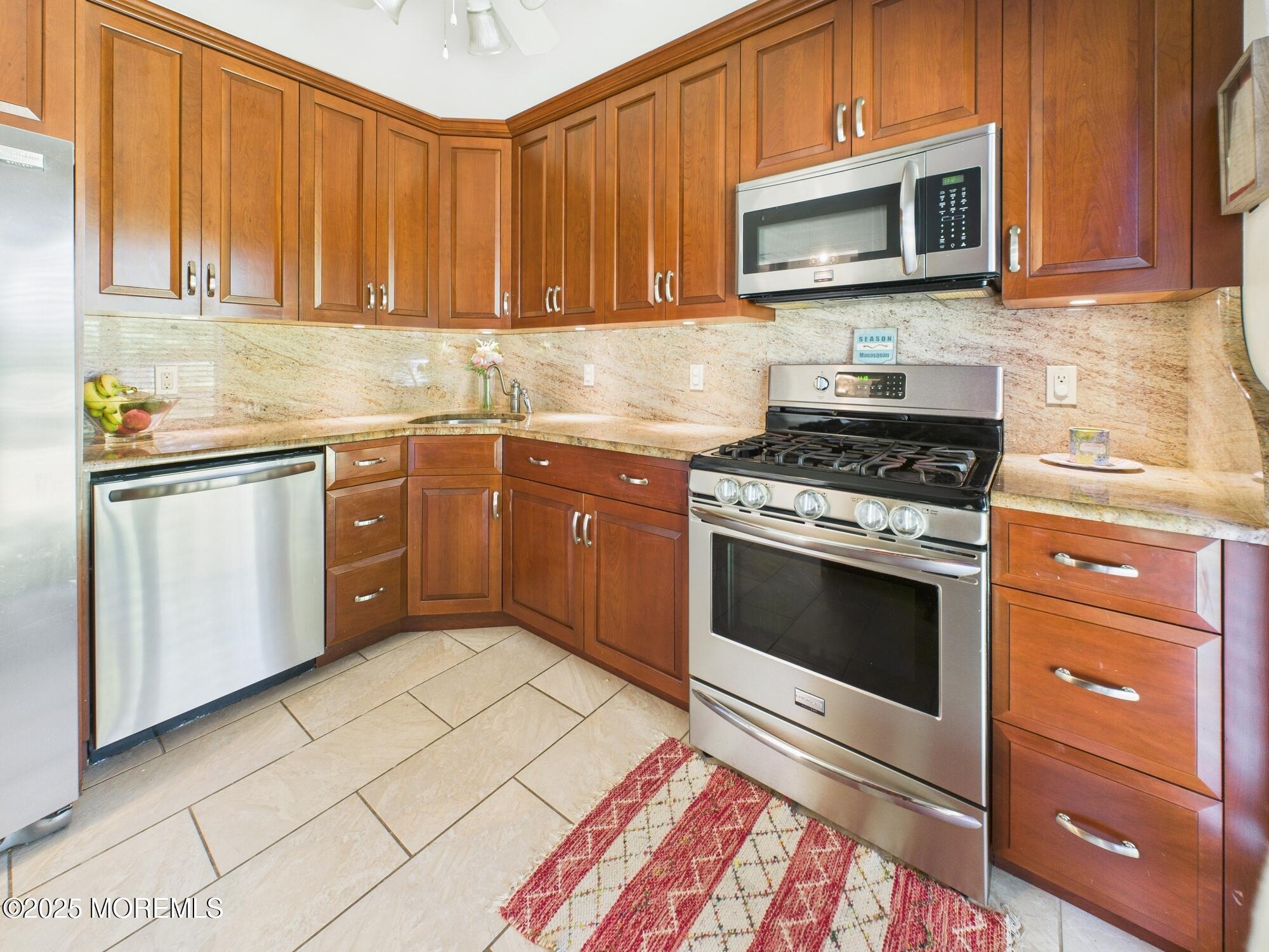 1307 W Union Lane, 4