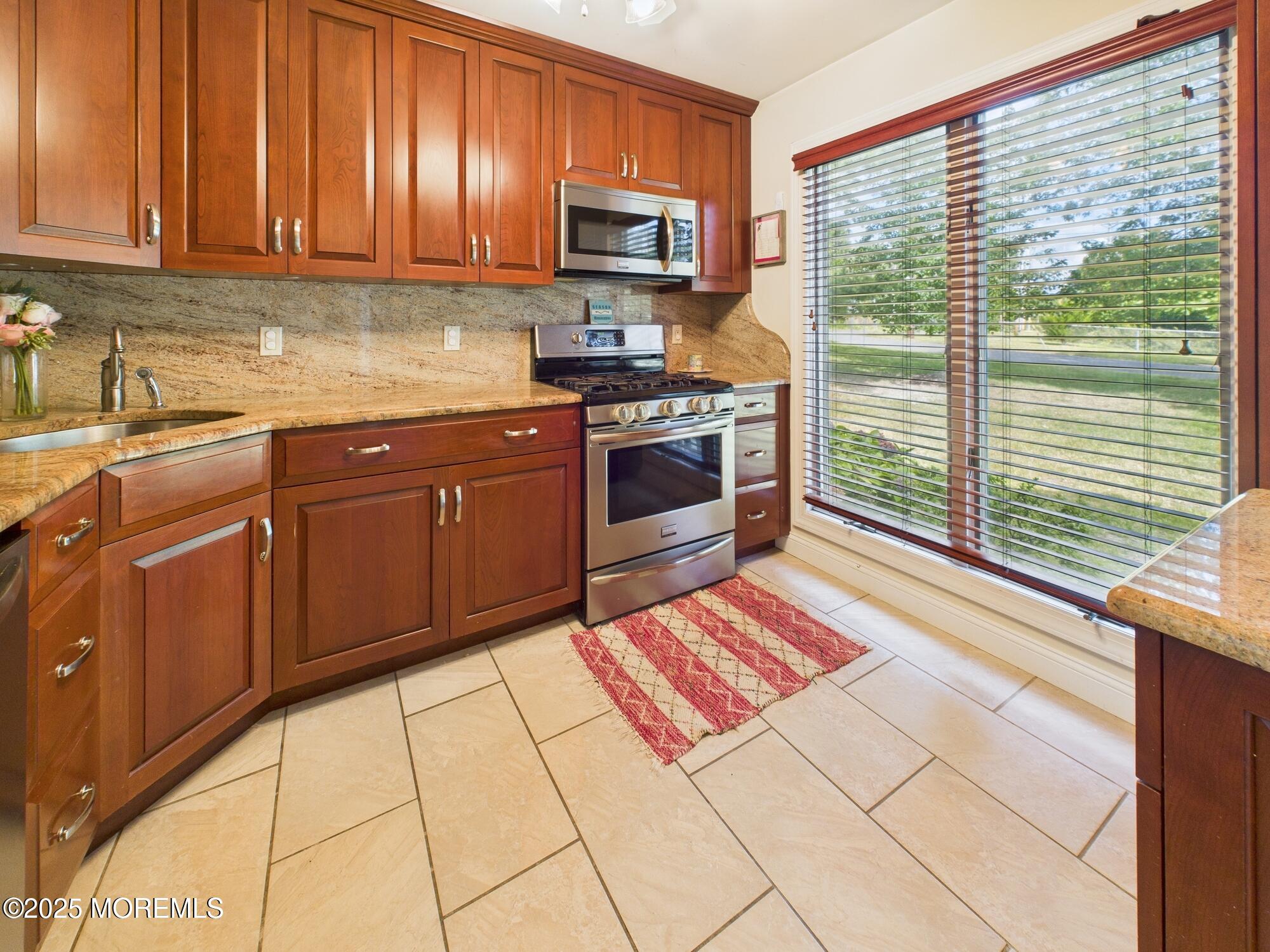 1307 W Union Lane, 4