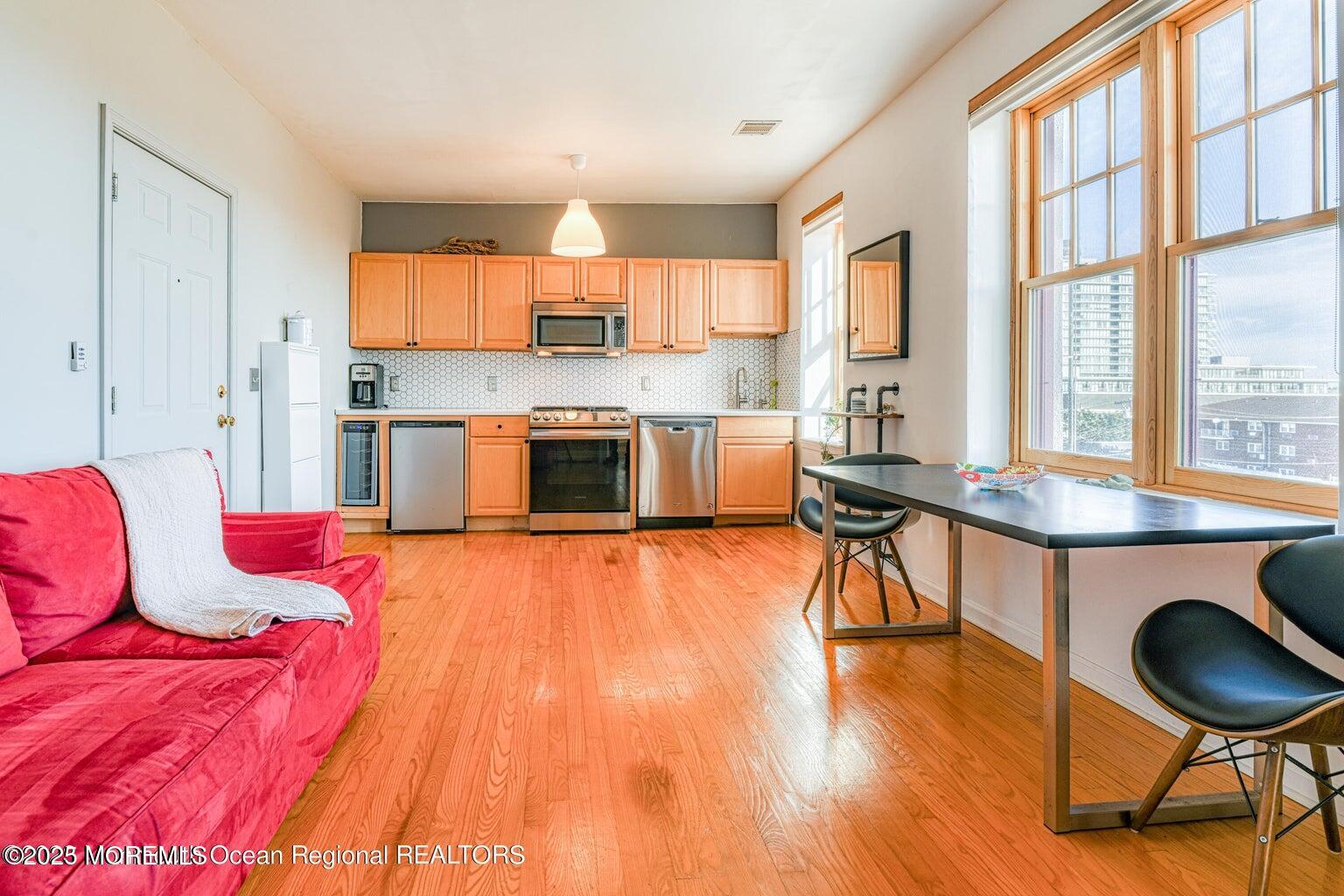 218 2nd Avenue, 303E
