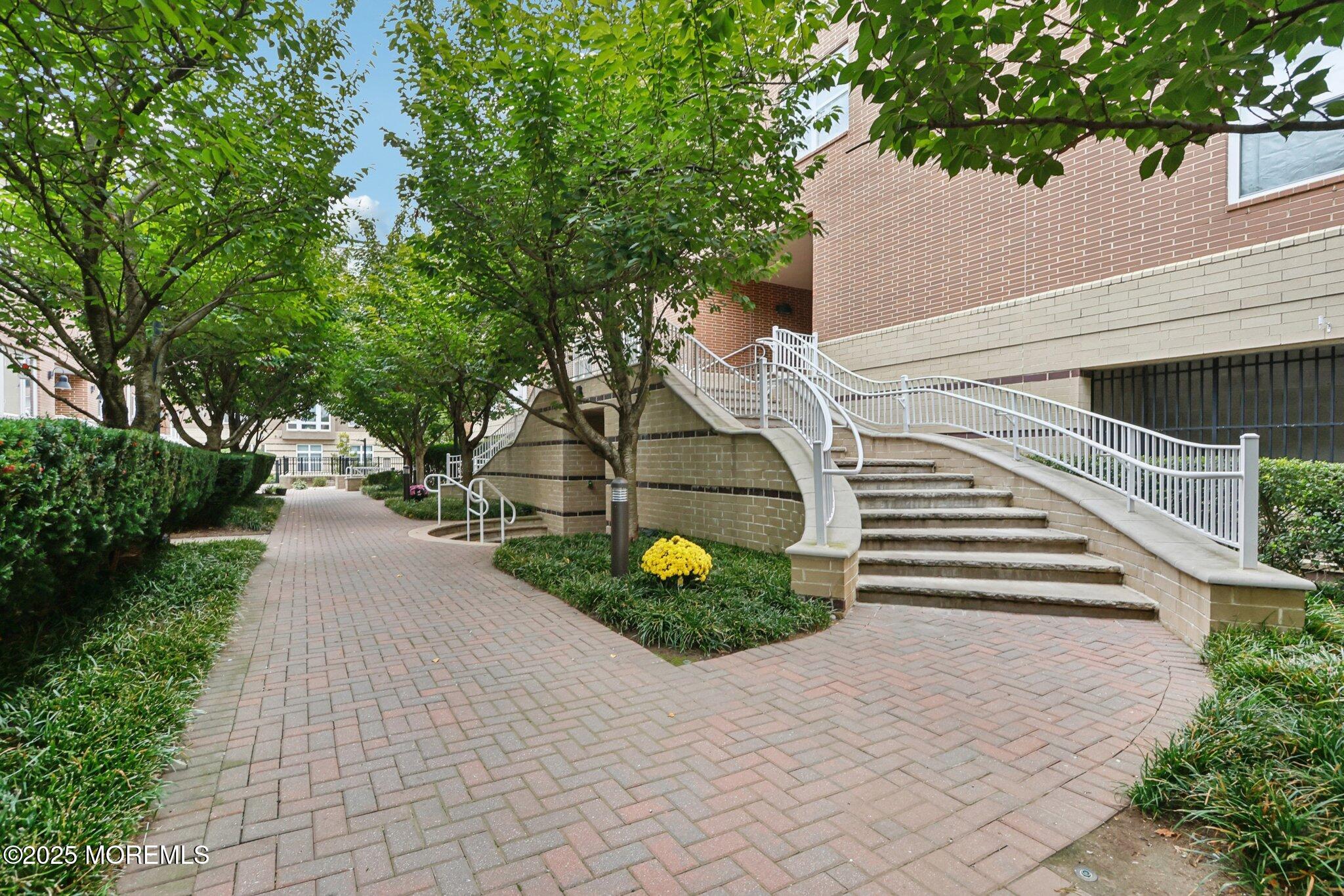 368 Rector Street, 421