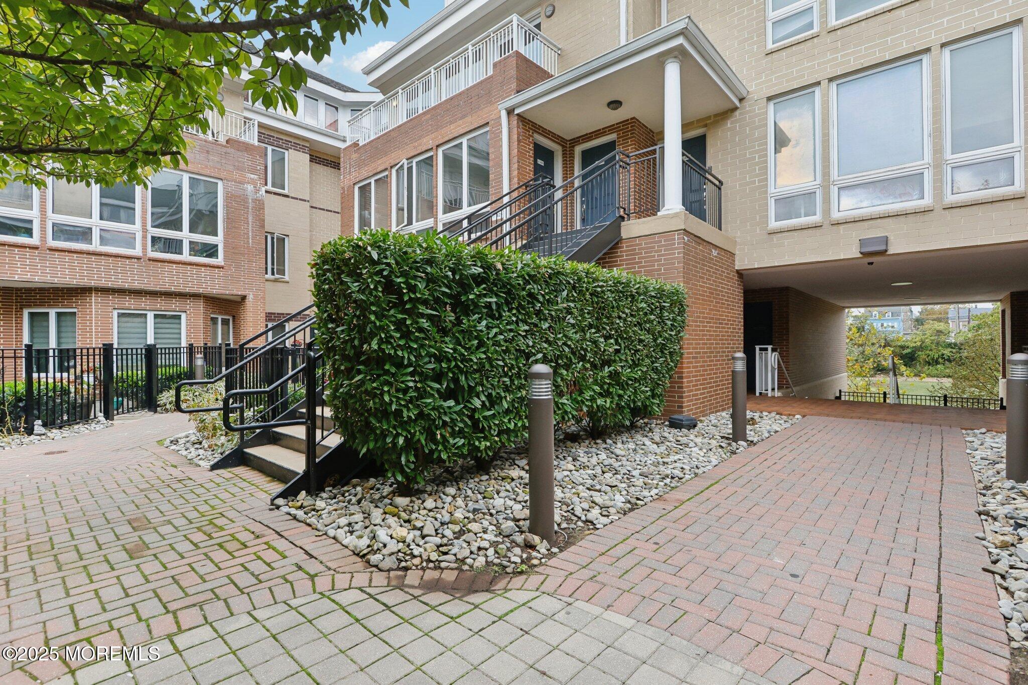 368 Rector Street, 421