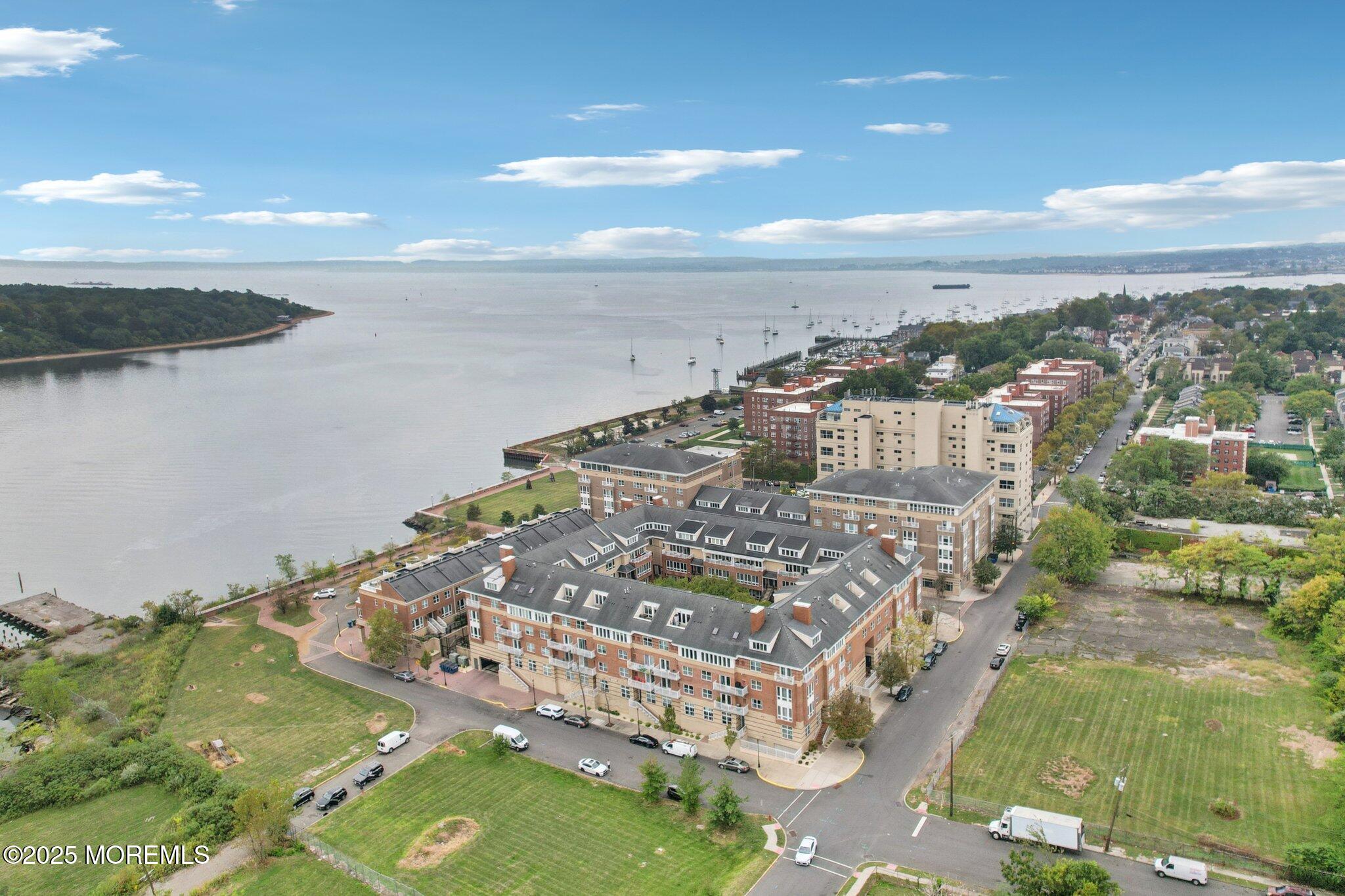 368 Rector Street, 421