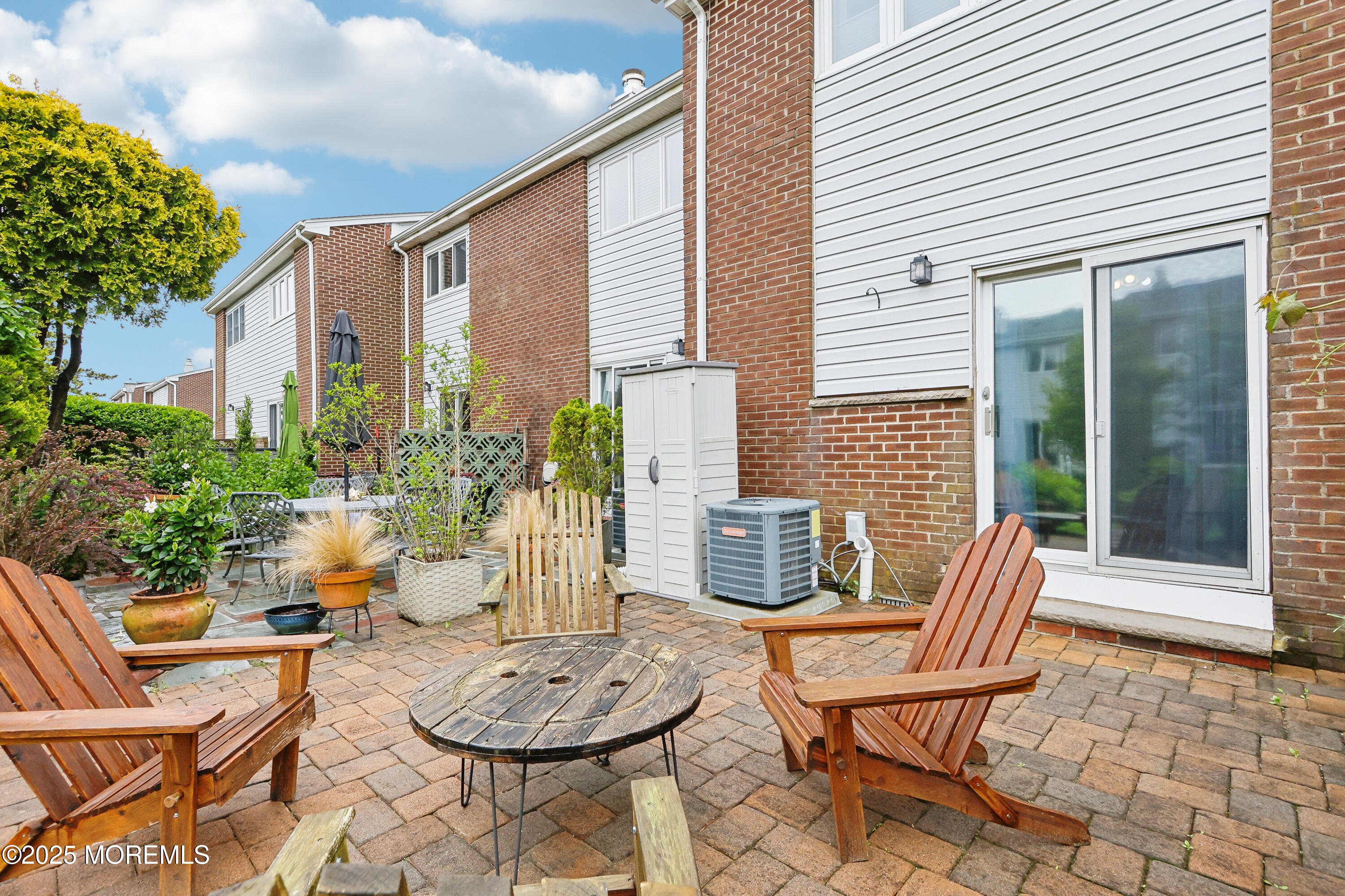 25 Meadow Avenue, 30