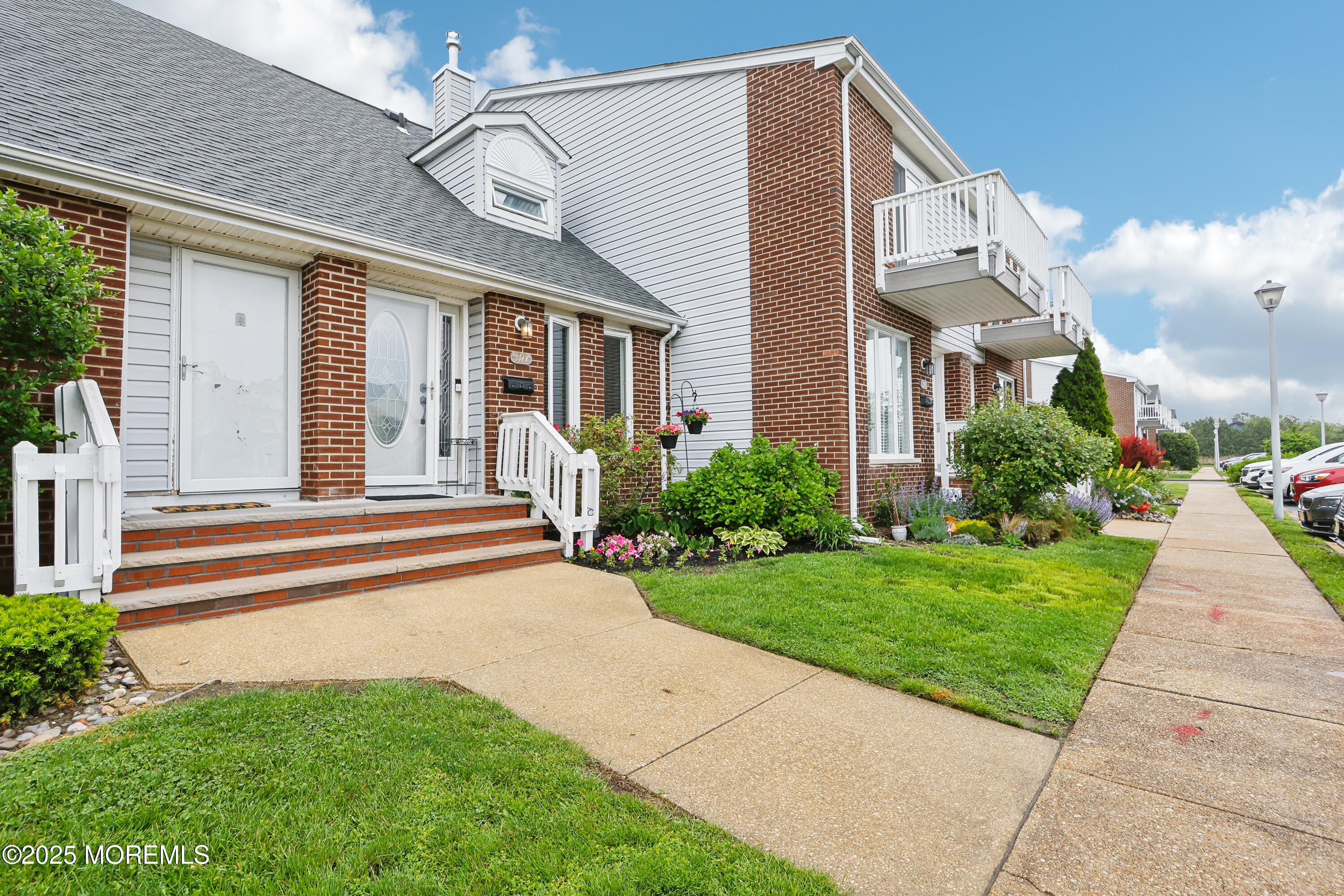 25 Meadow Avenue, 30