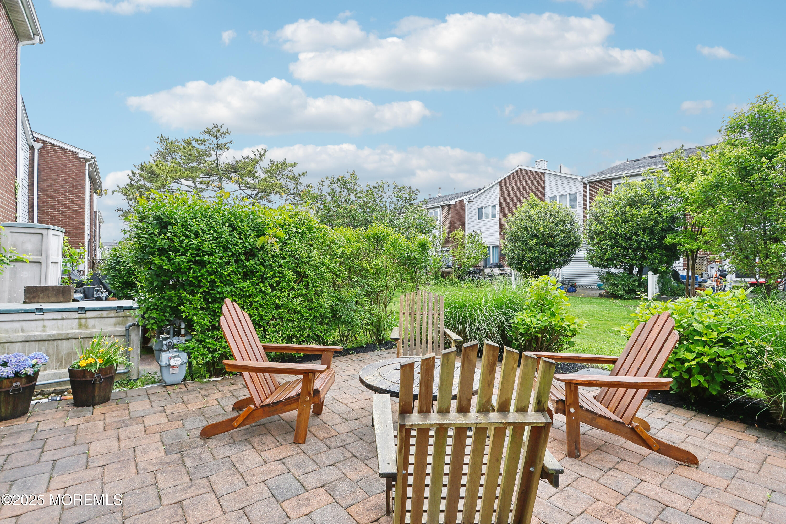 25 Meadow Avenue, 30