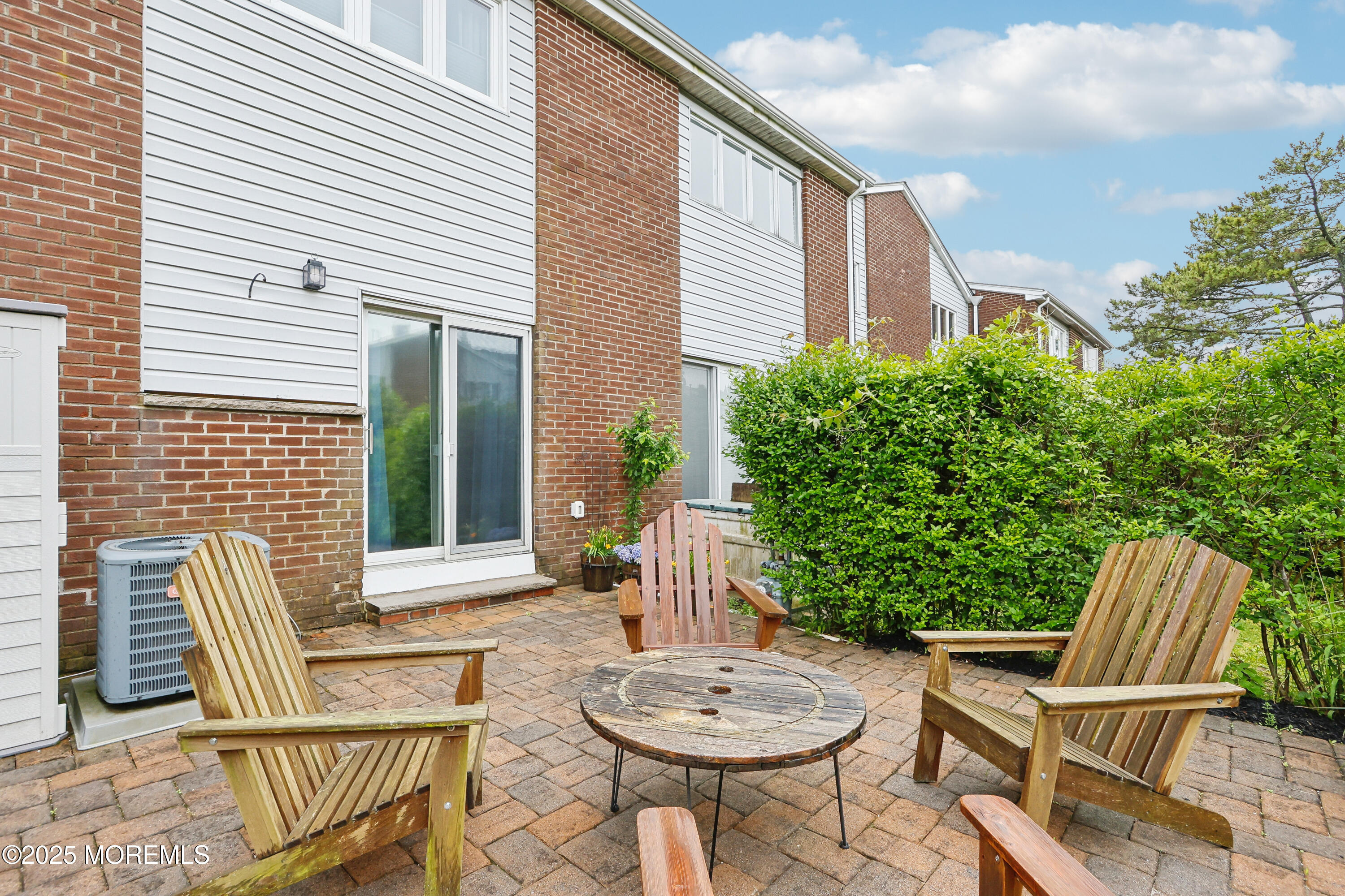 25 Meadow Avenue, 30