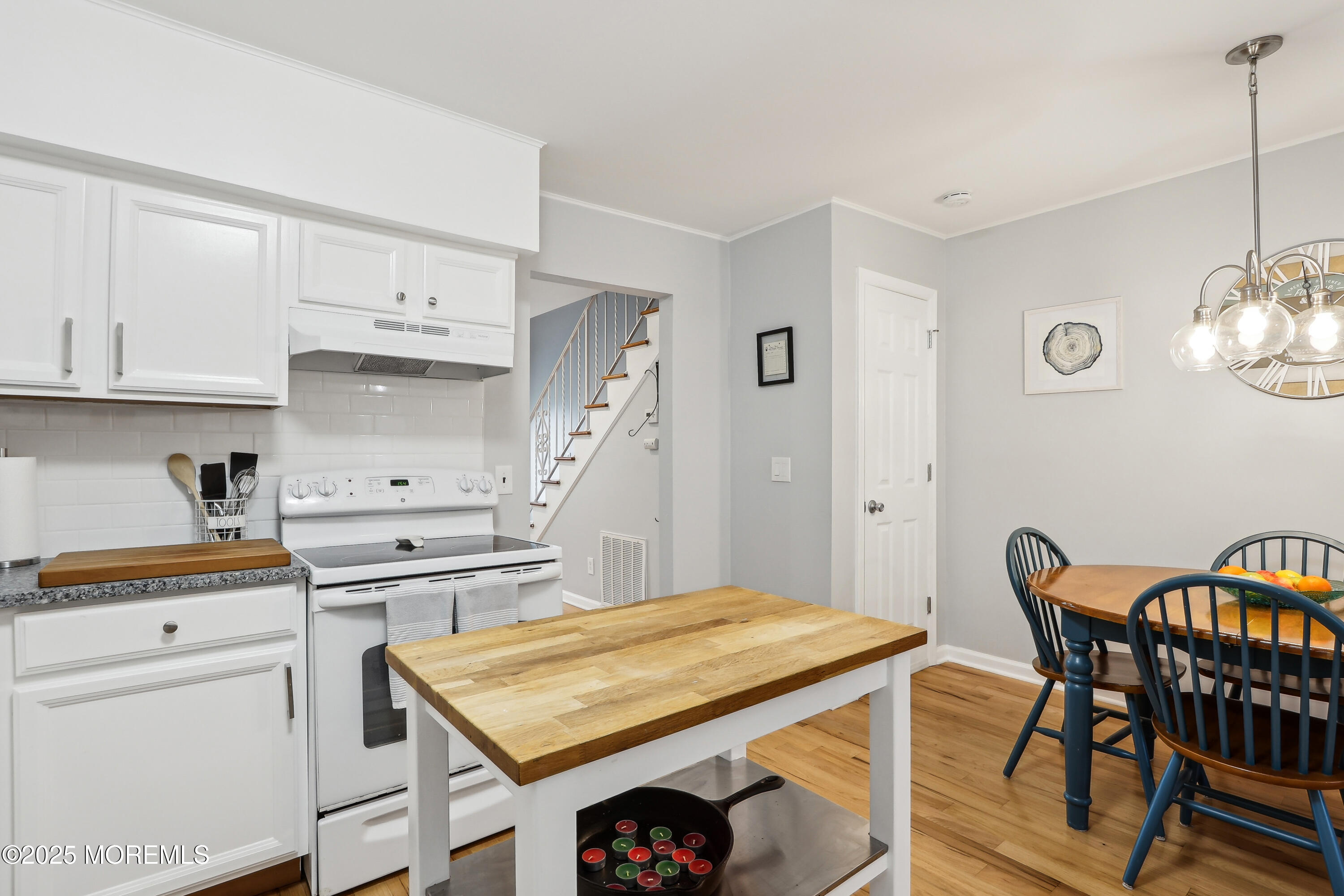 25 Meadow Avenue, 30