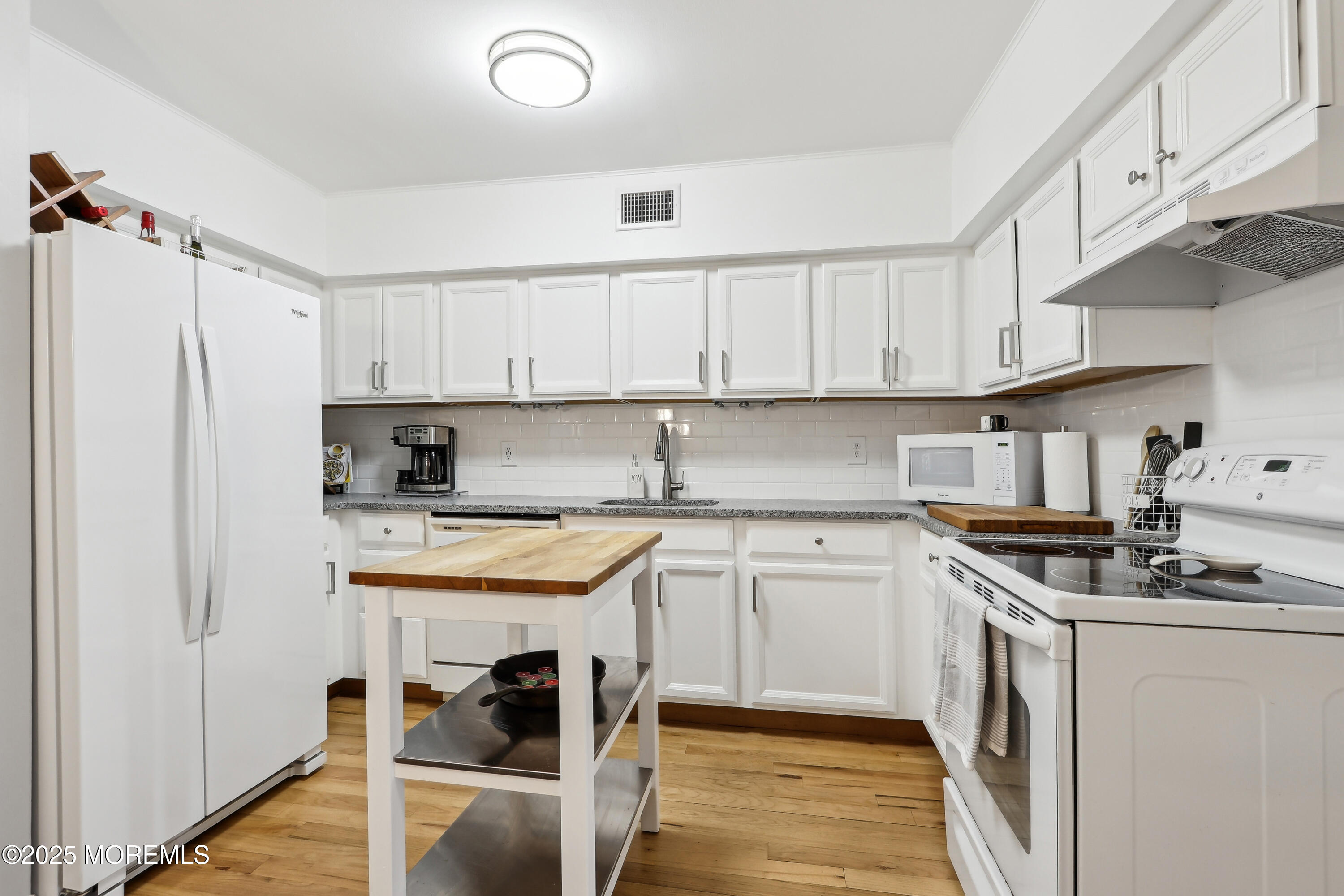 25 Meadow Avenue, 30