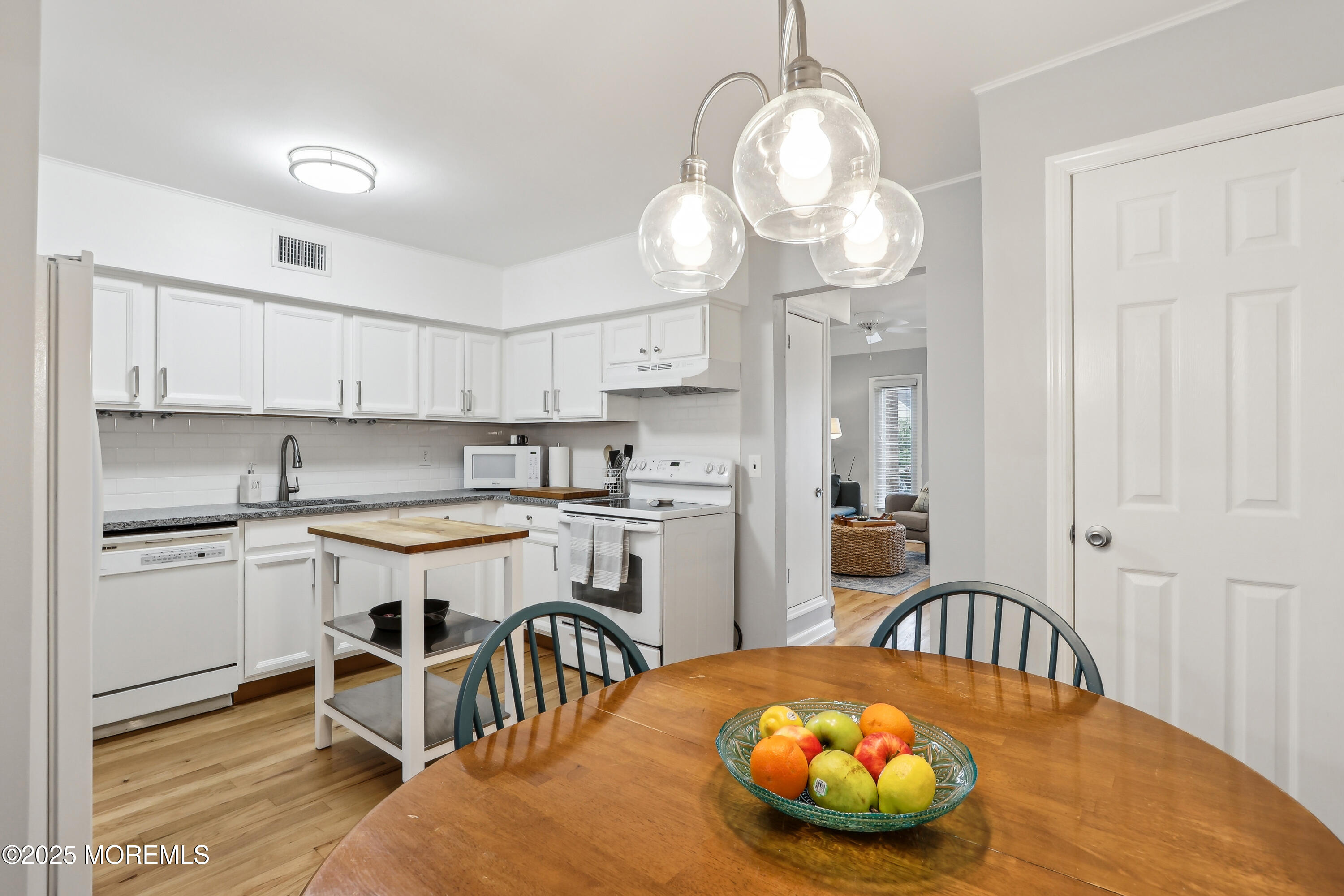 25 Meadow Avenue, 30