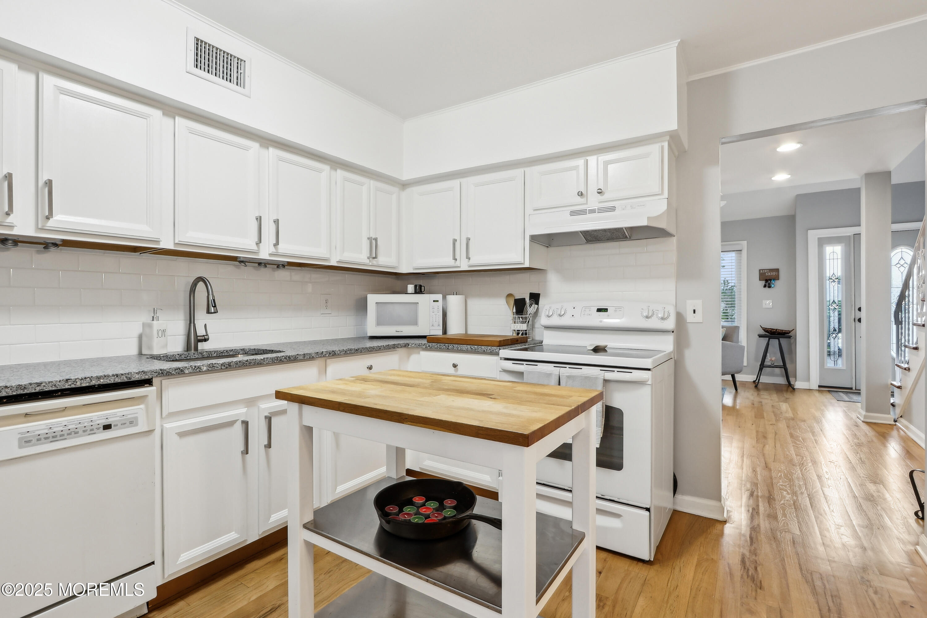 25 Meadow Avenue, 30