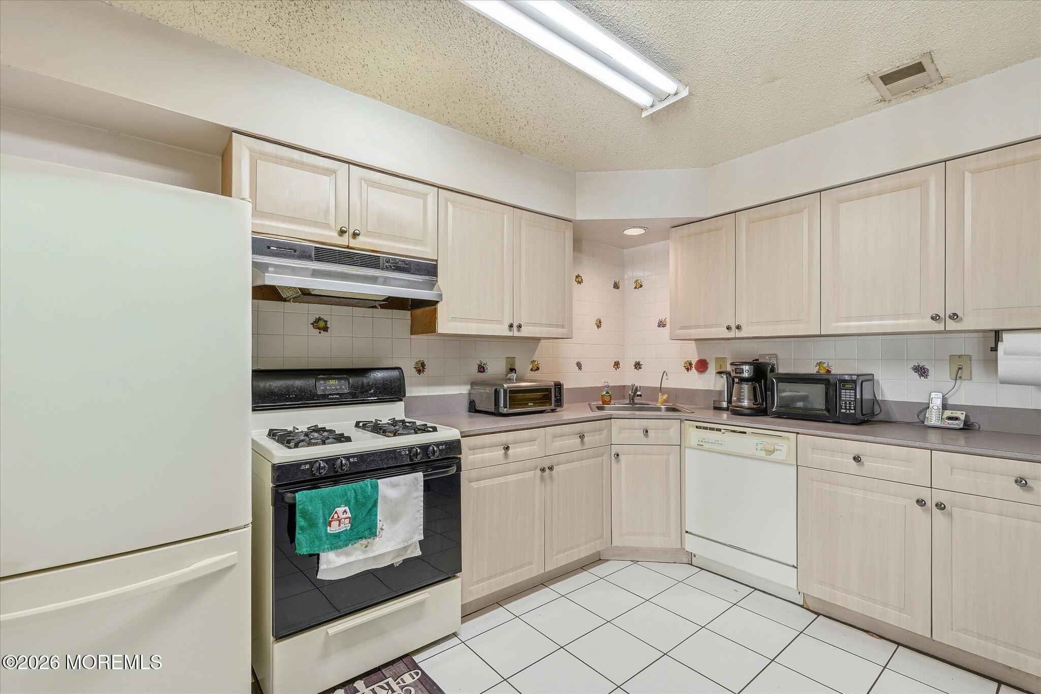8 Stuart Drive 4