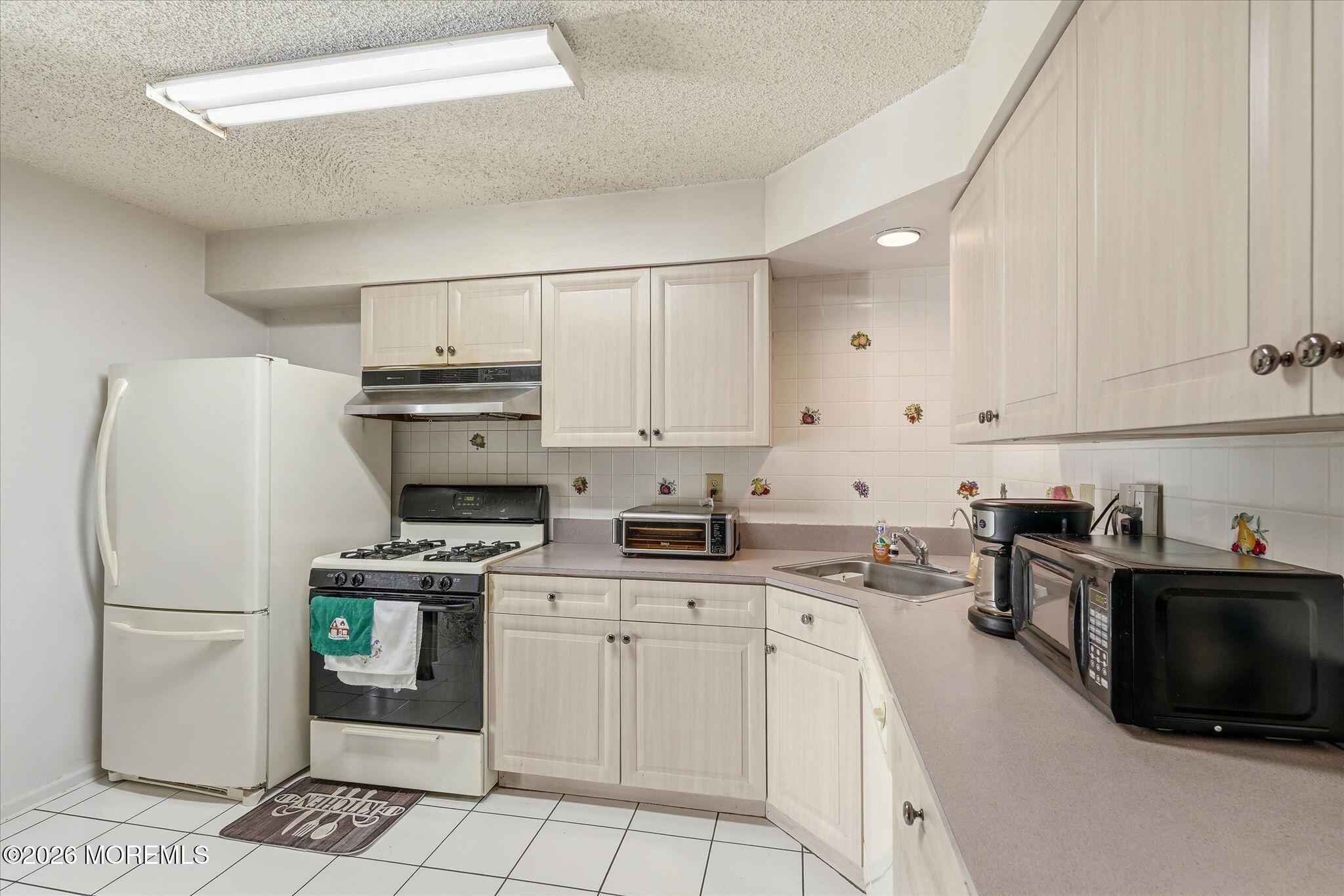 8 Stuart Drive 4