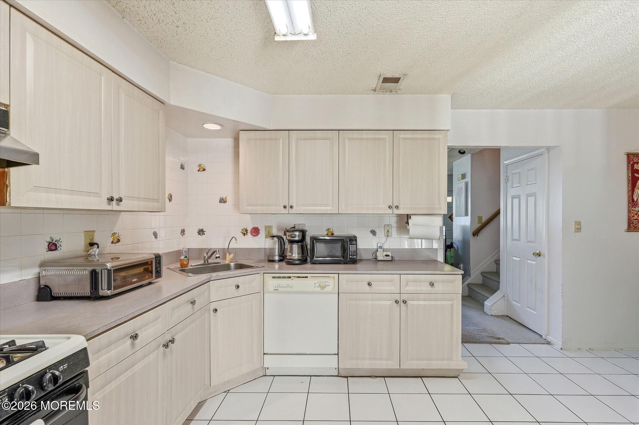 8 Stuart Drive 4