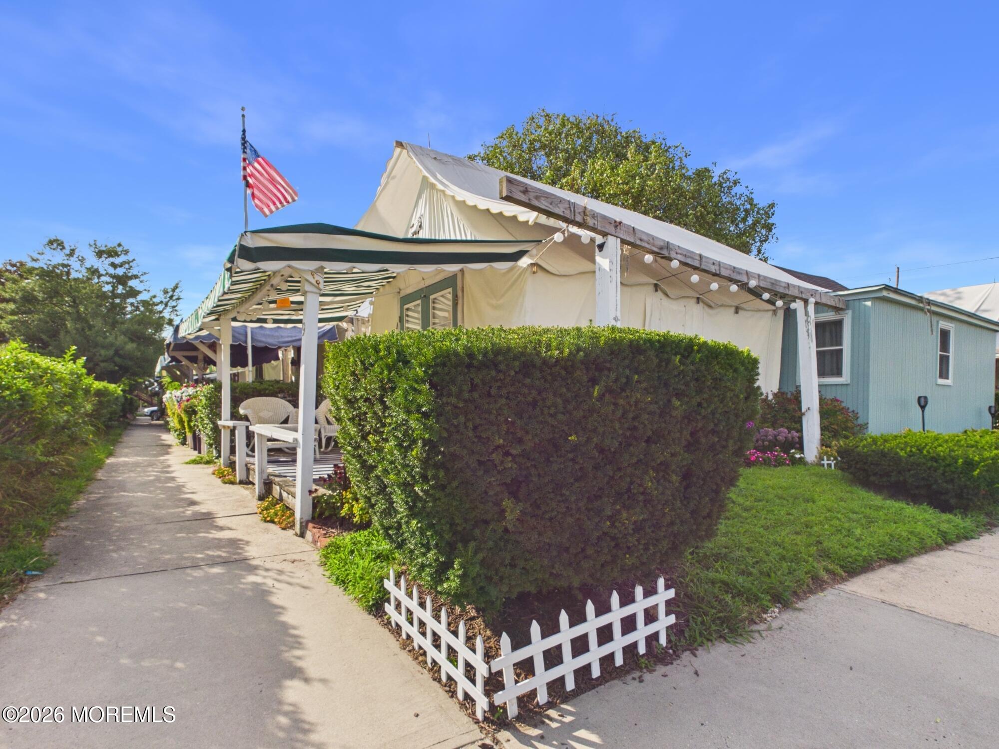 9 1/2 Embury Avenue