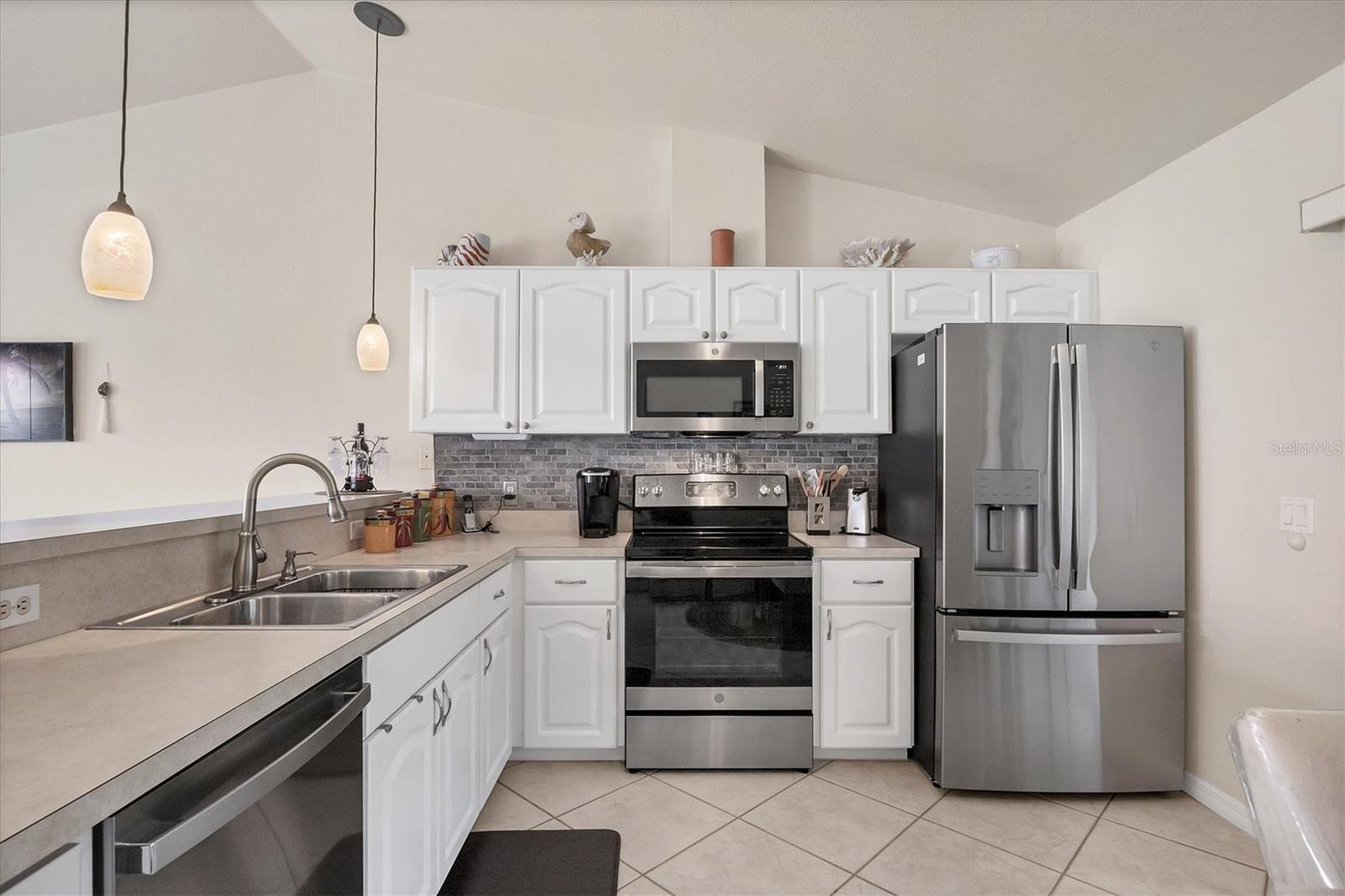 182 ROTONDA BLVD W #B