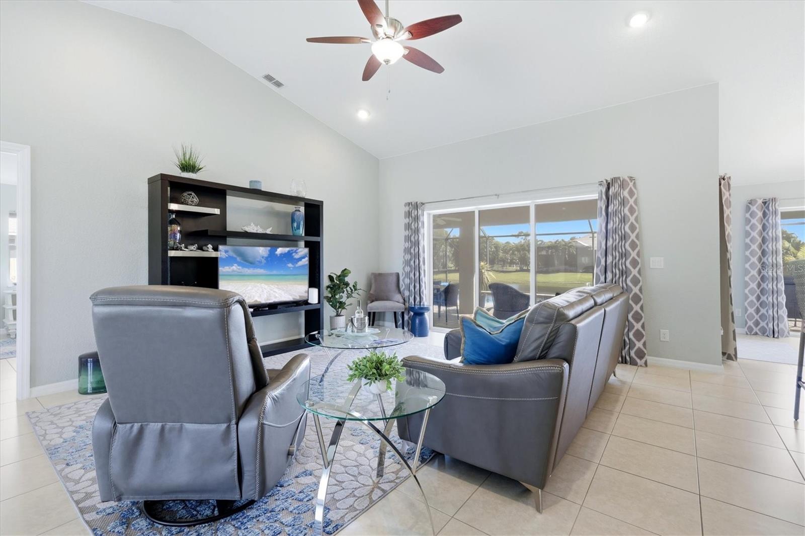 1087 ROTONDA CIR