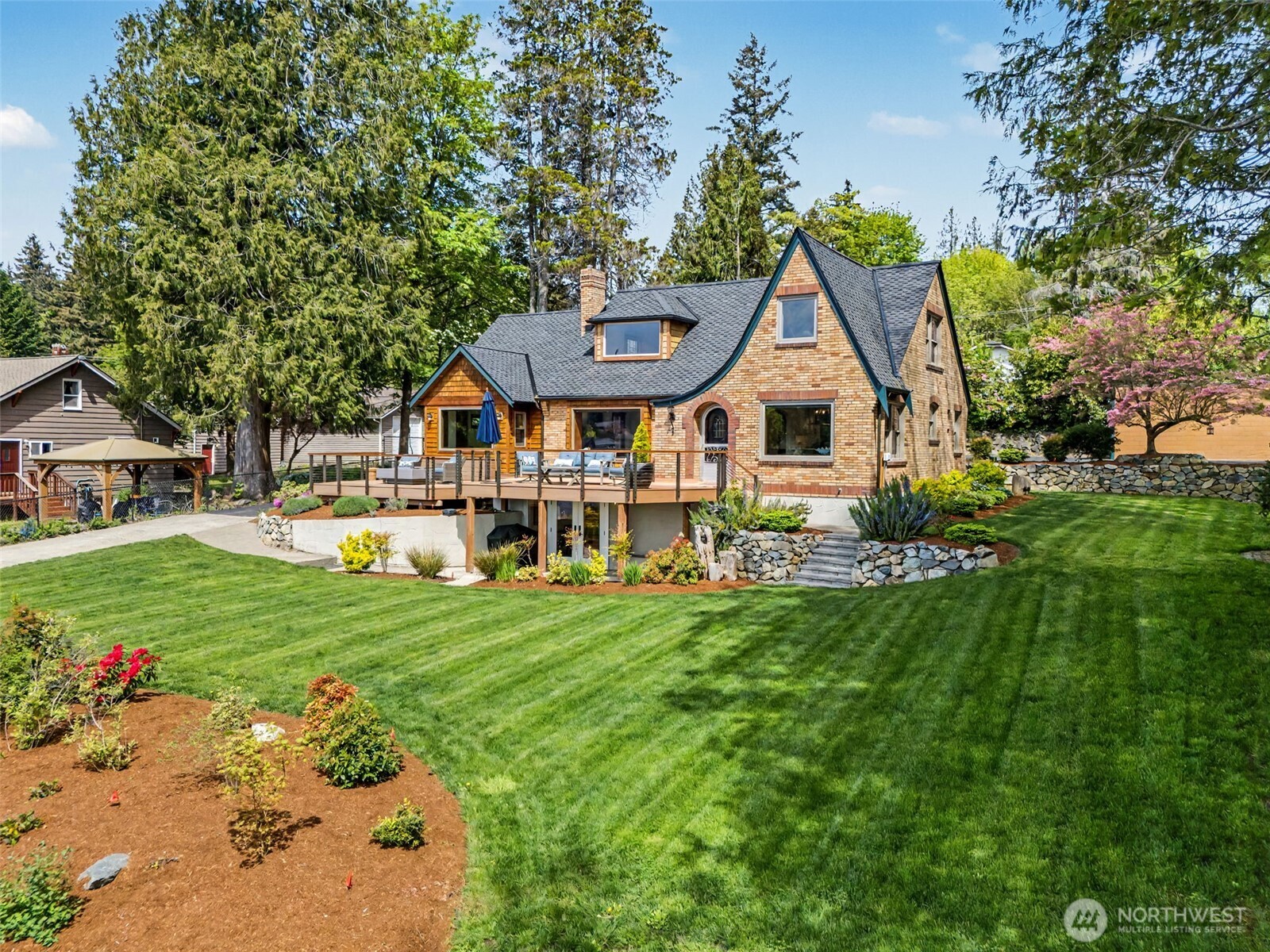 1427 Northlake Way NW