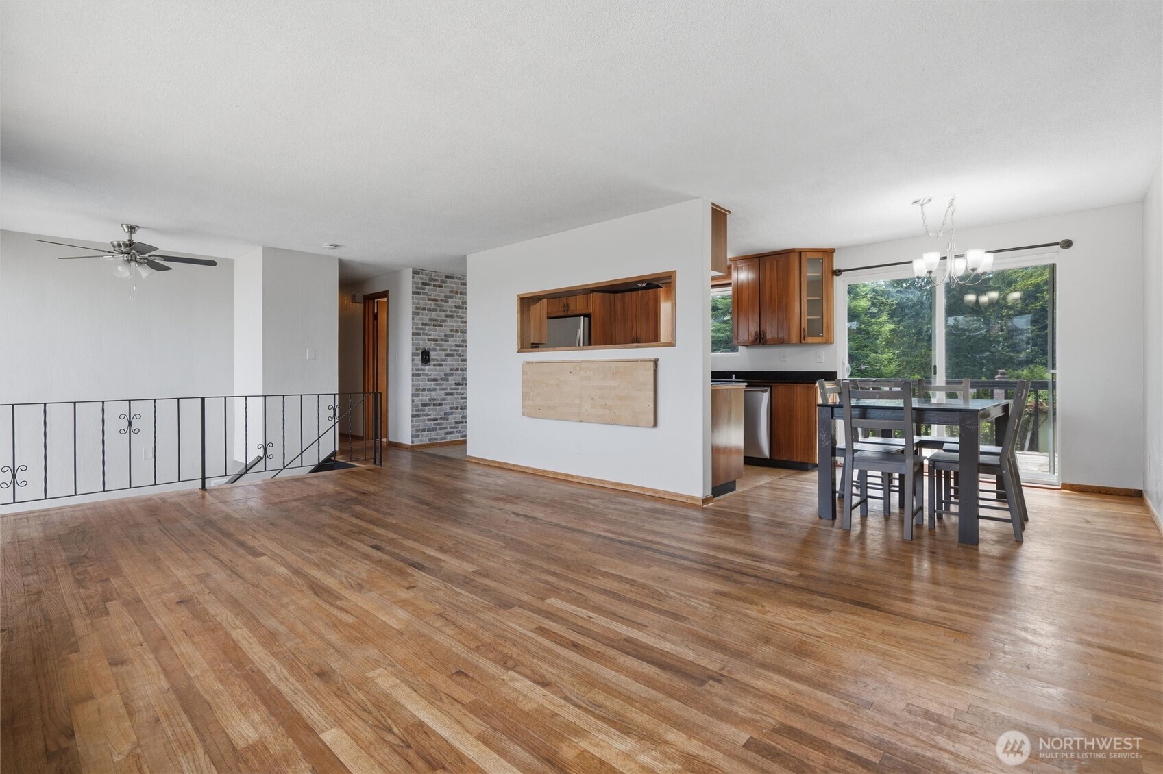 1527 Crestview Drive