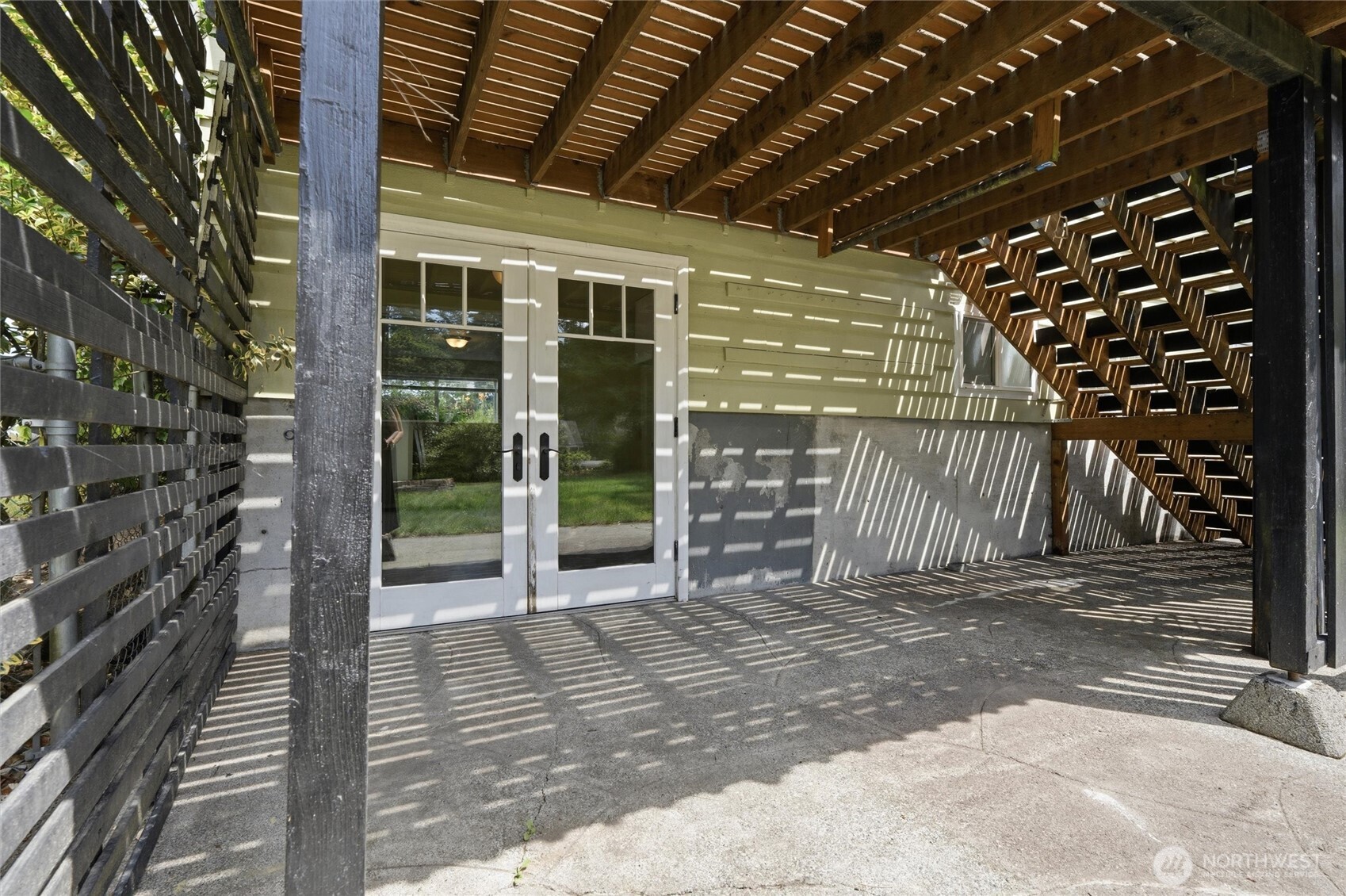 1527 Crestview Drive