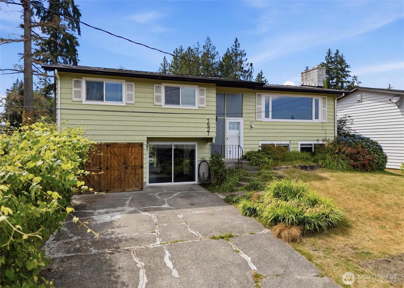 1527 Crestview Drive