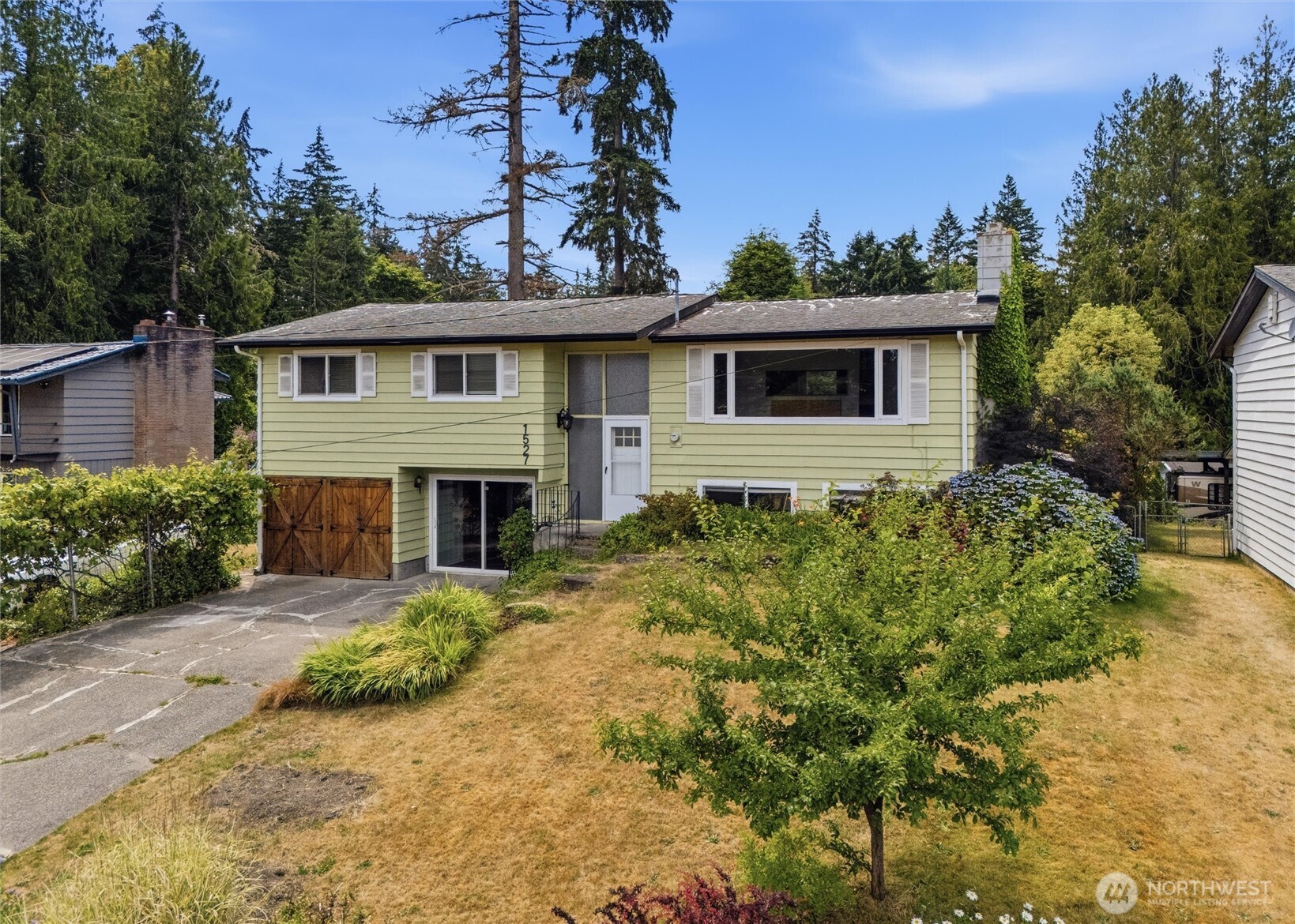 1527 Crestview Drive