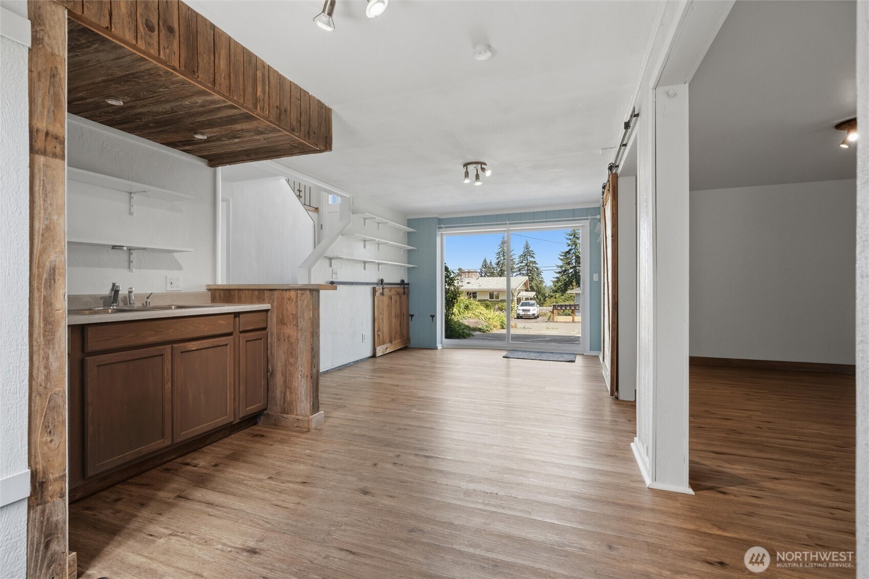 1527 Crestview Drive