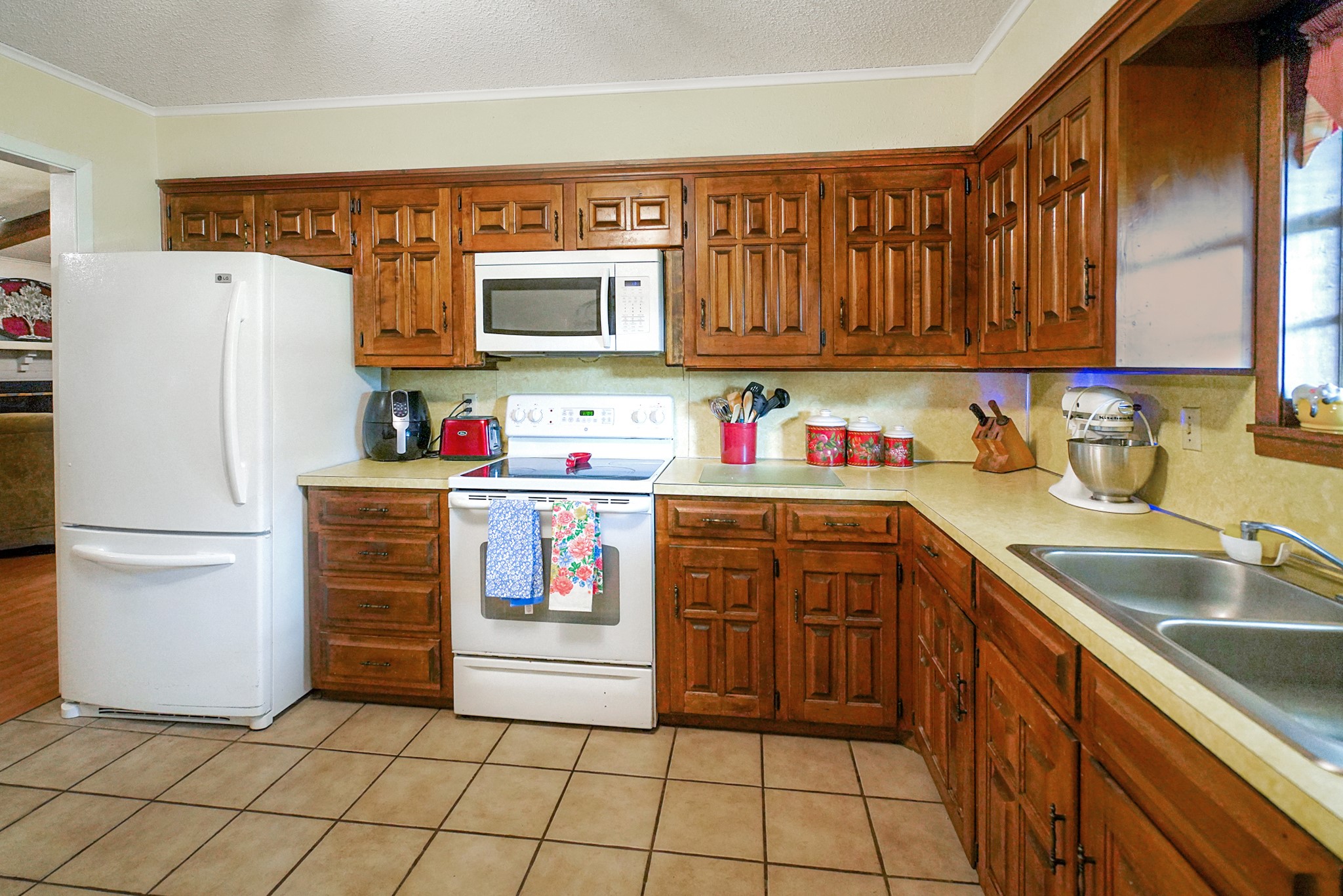 810 E Goode Street 5