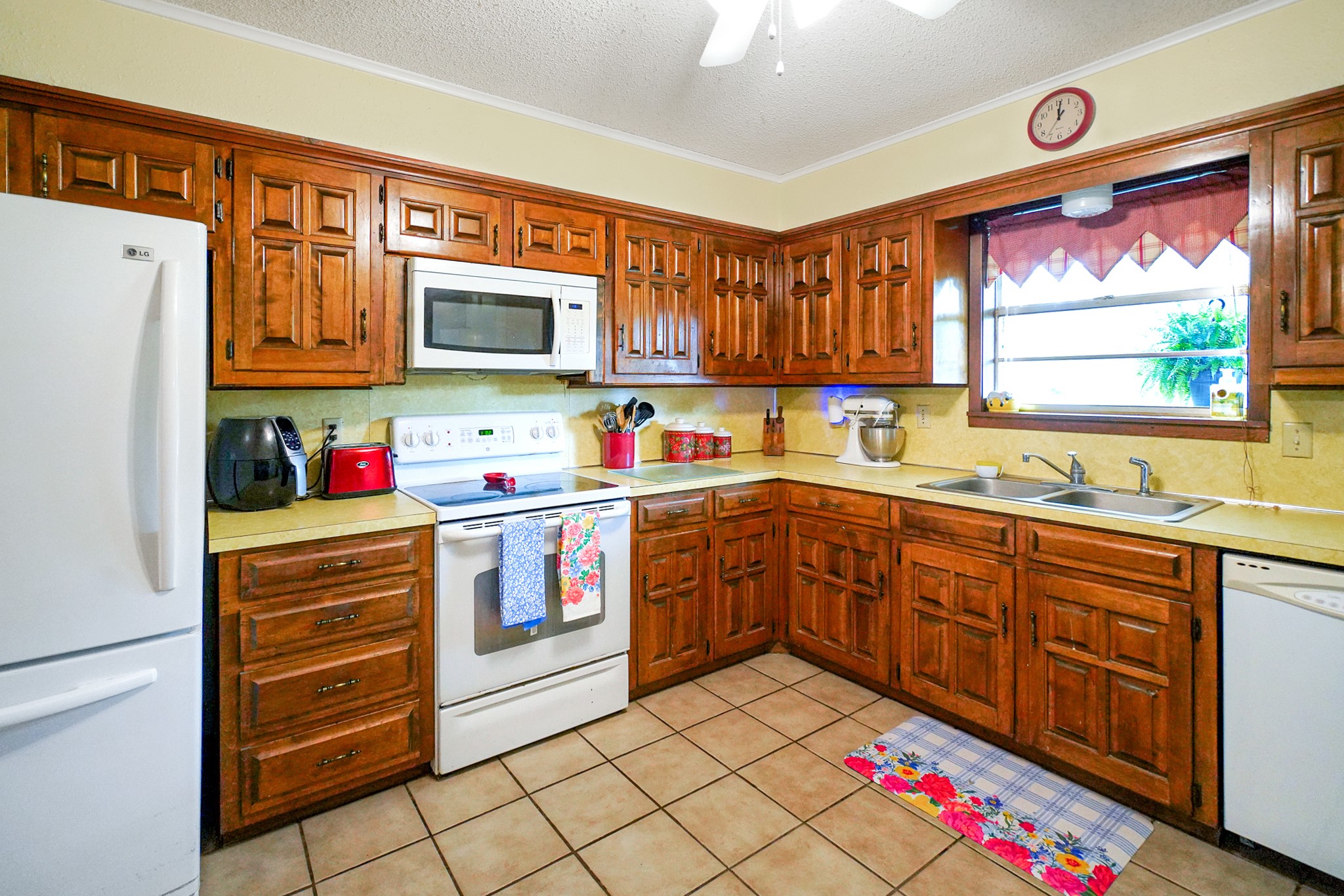 810 E Goode Street 5