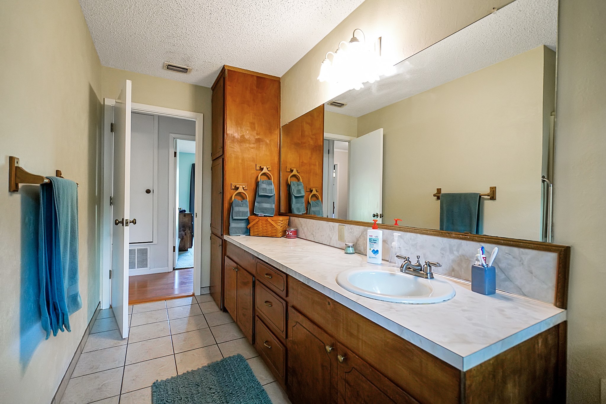 810 E Goode Street 5