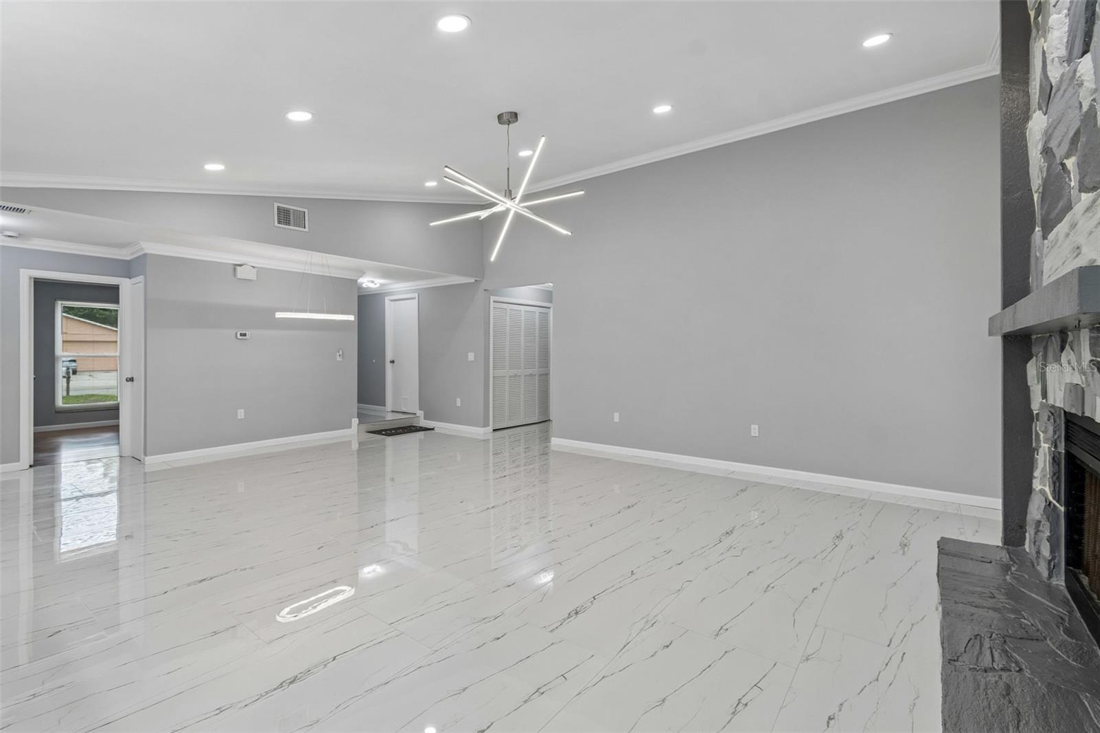903 PLUM TREE LN