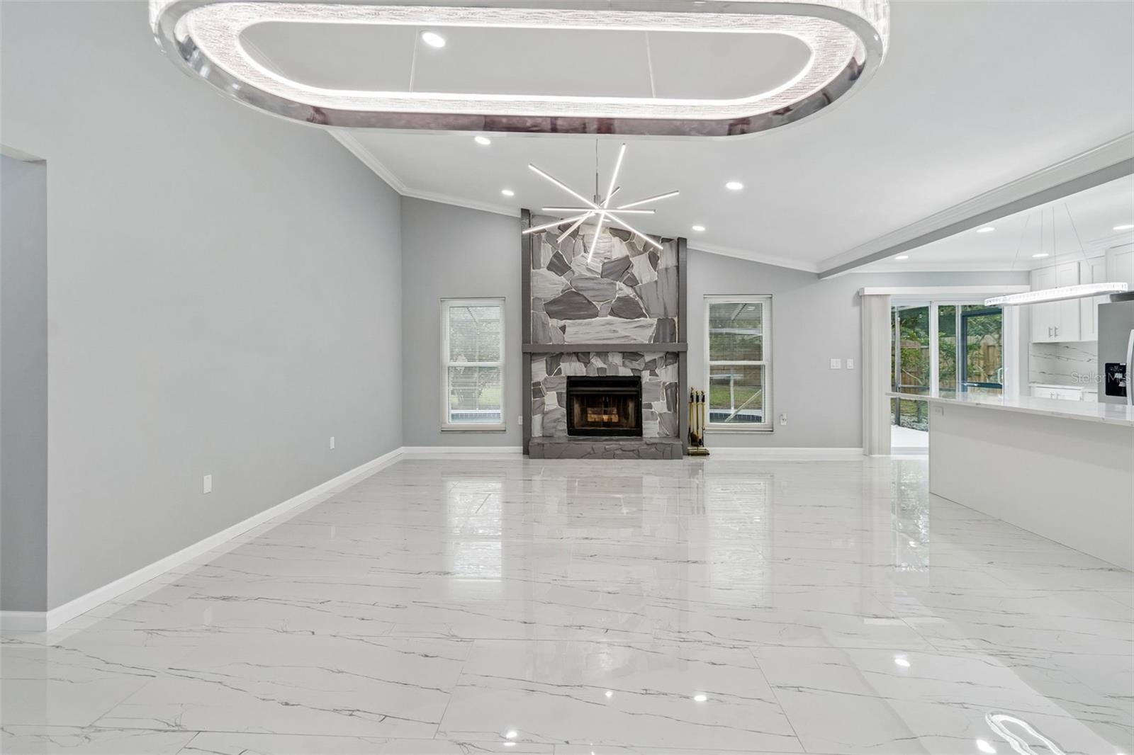 903 PLUM TREE LN