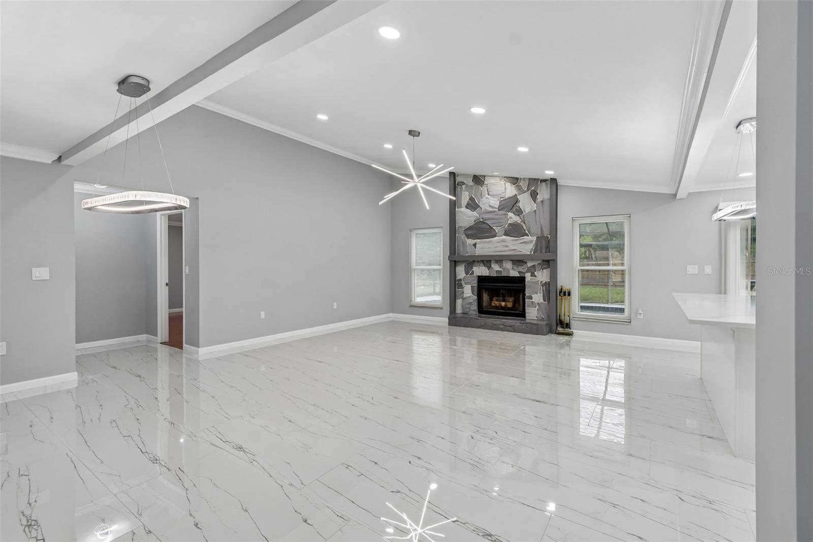 903 PLUM TREE LN